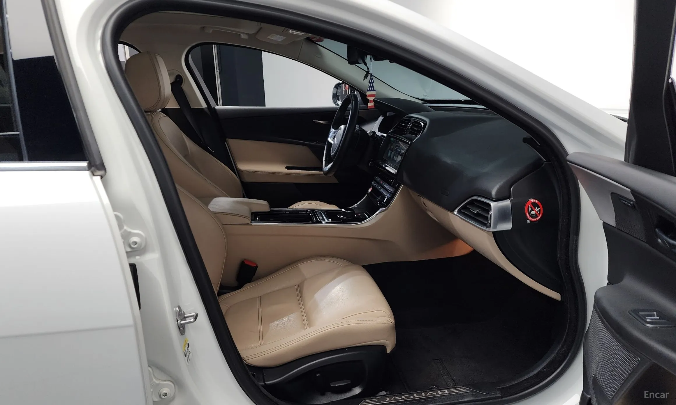 Jaguar XE превью 11