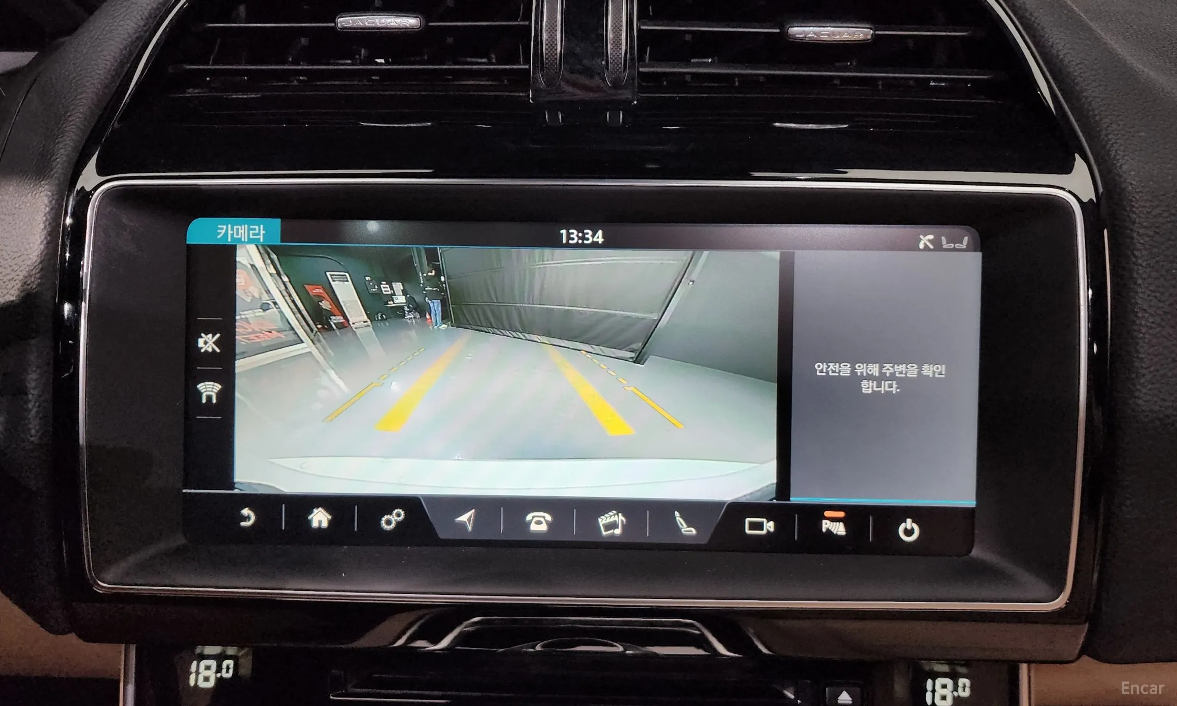 Jaguar XE превью 15