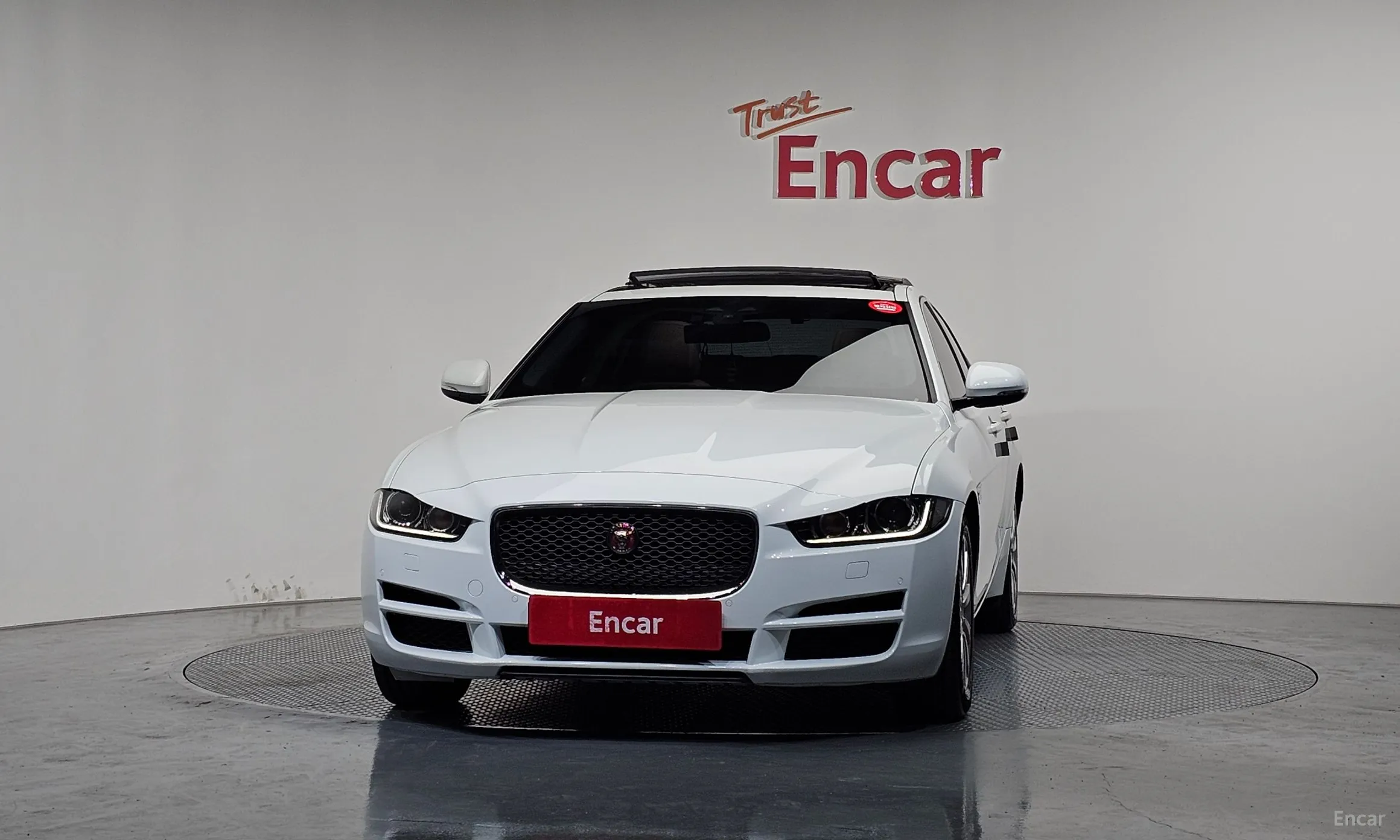 Jaguar XE превью 3