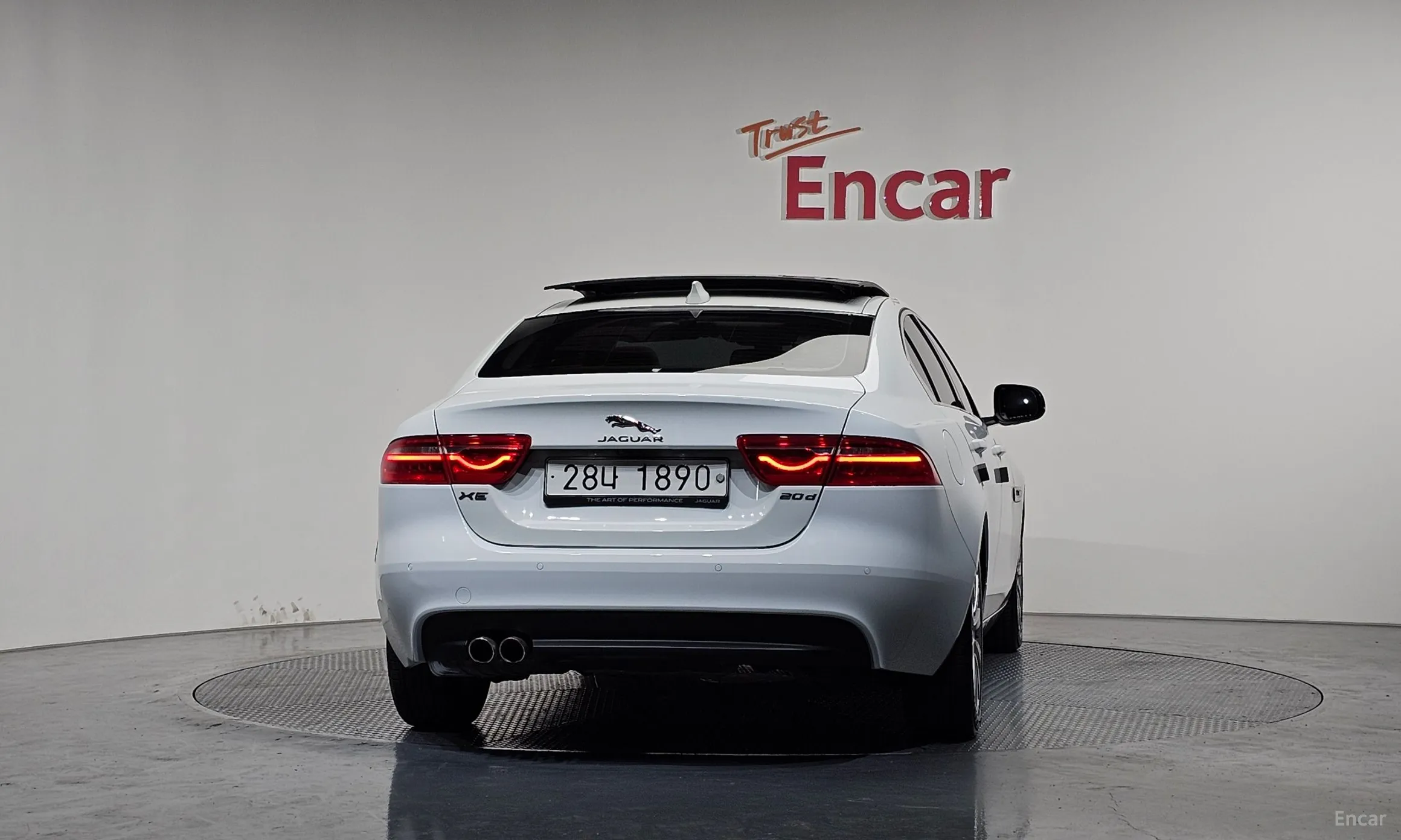 Jaguar XE превью 4