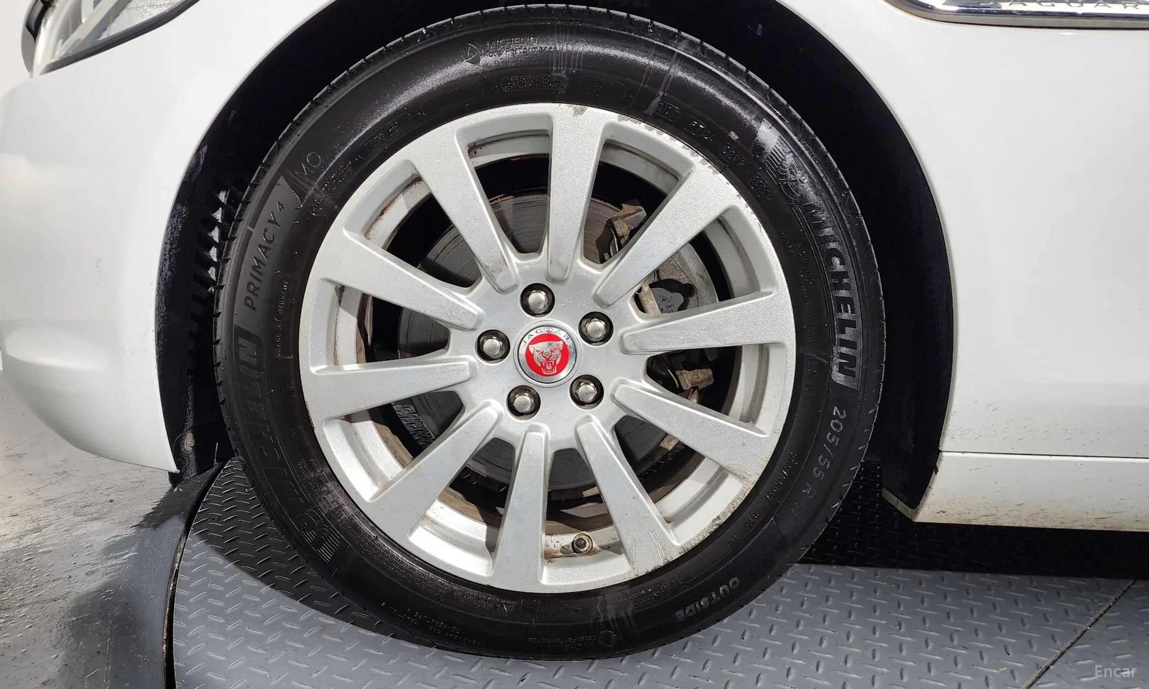 Jaguar XE превью 5