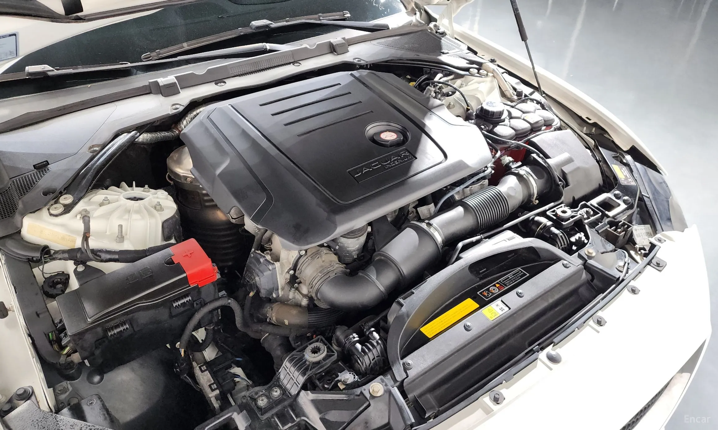 Jaguar XE превью 6