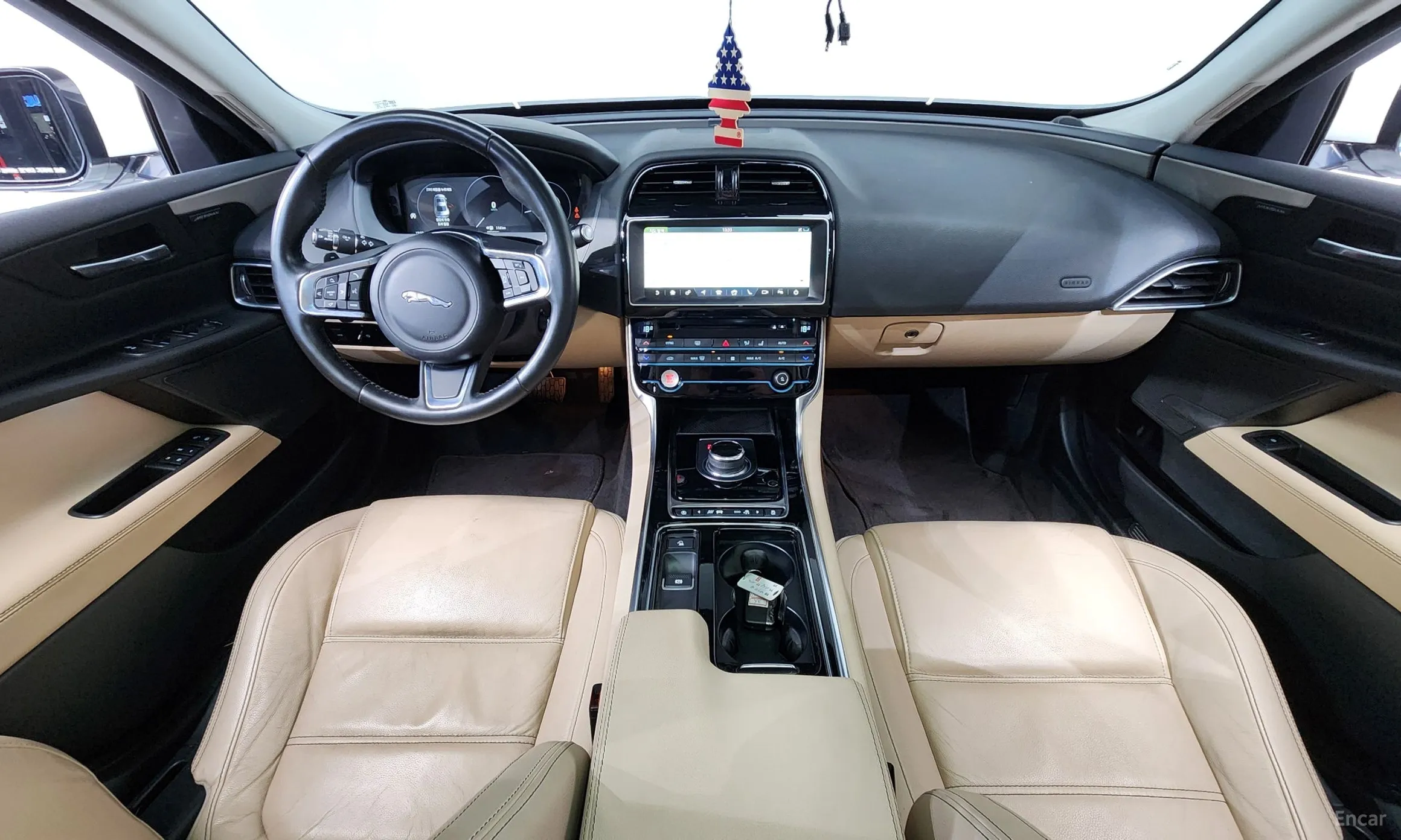 Jaguar XE превью 7