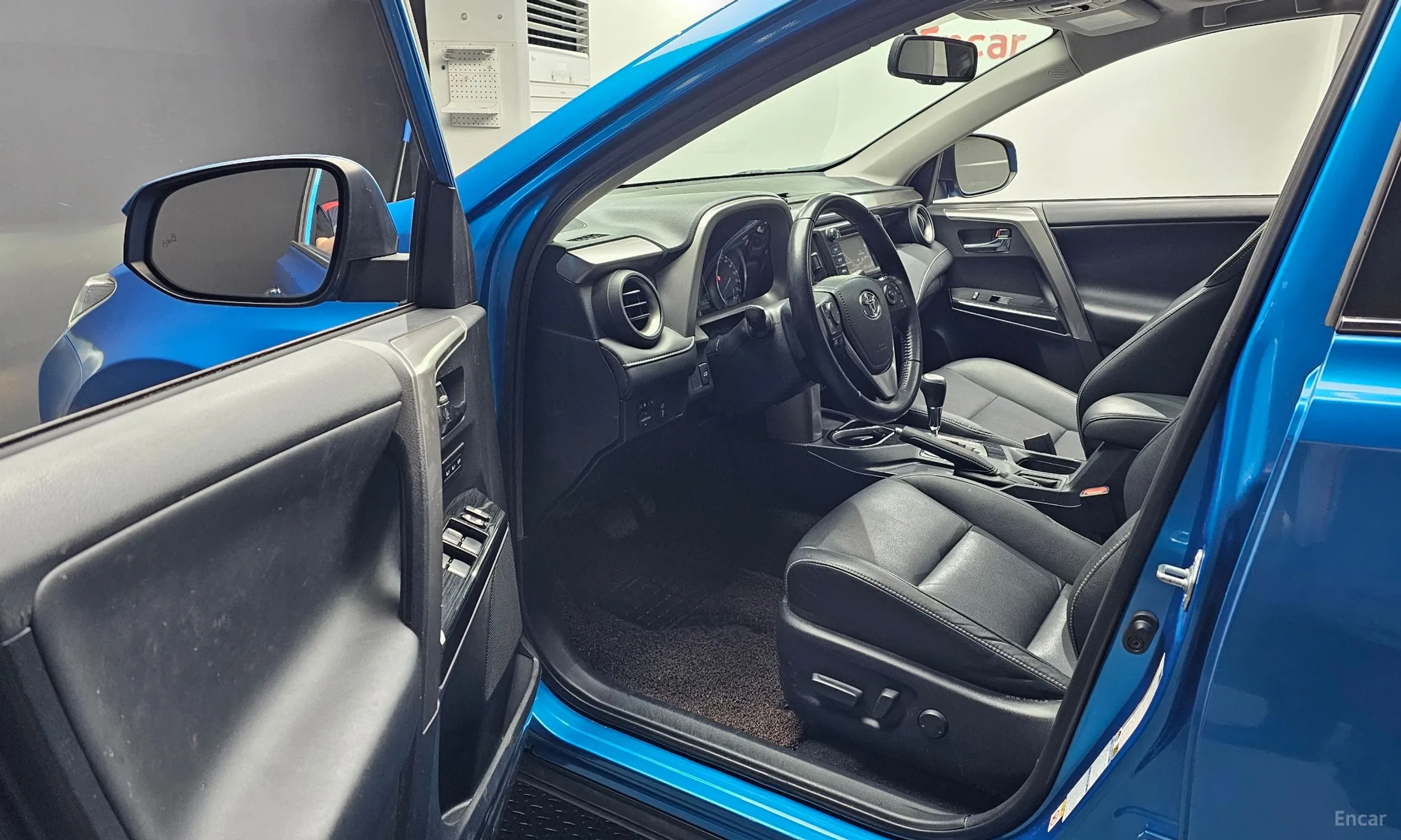 Toyota RAV4 превью 10
