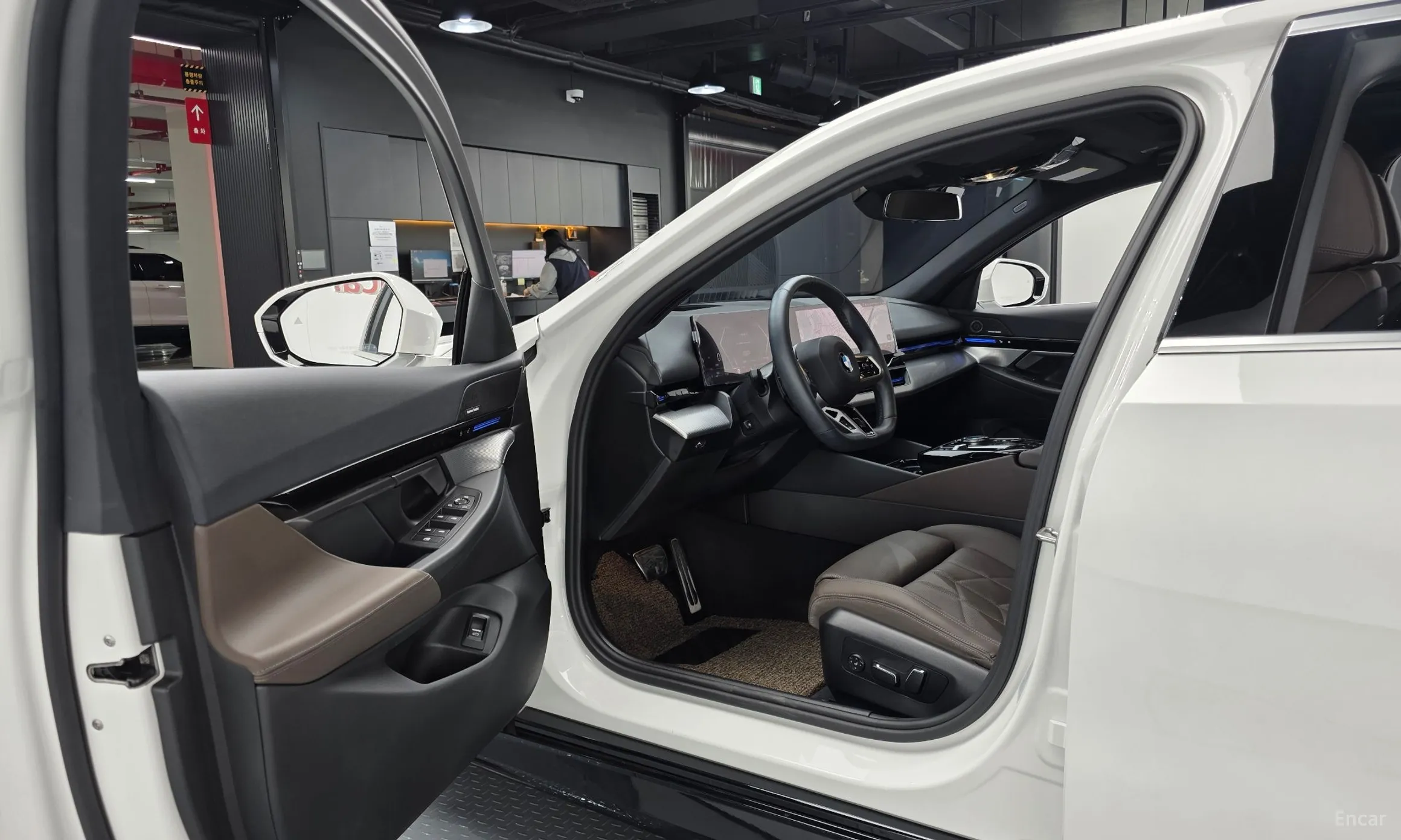 BMW 5 Series (G60) превью 10
