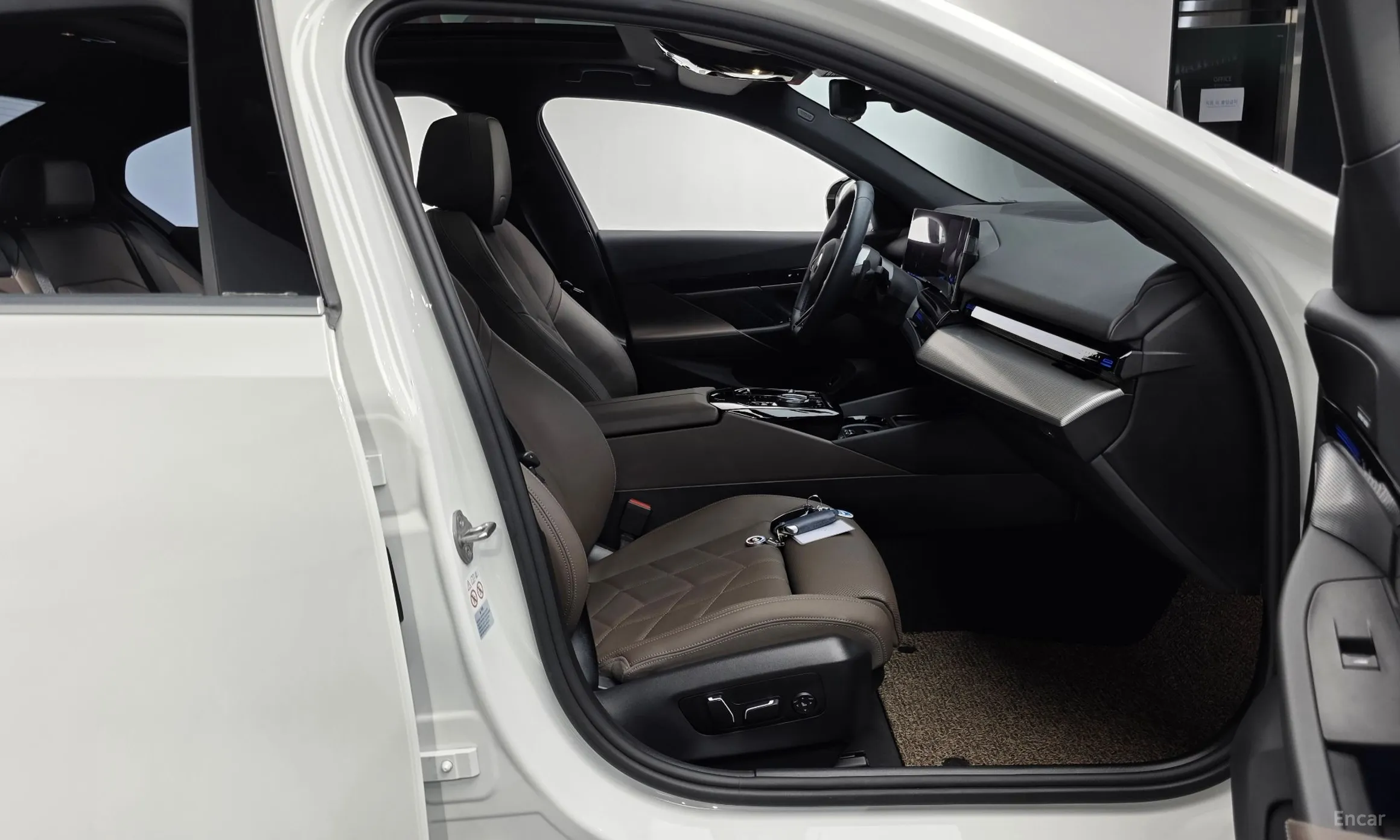 BMW 5 Series (G60) превью 11
