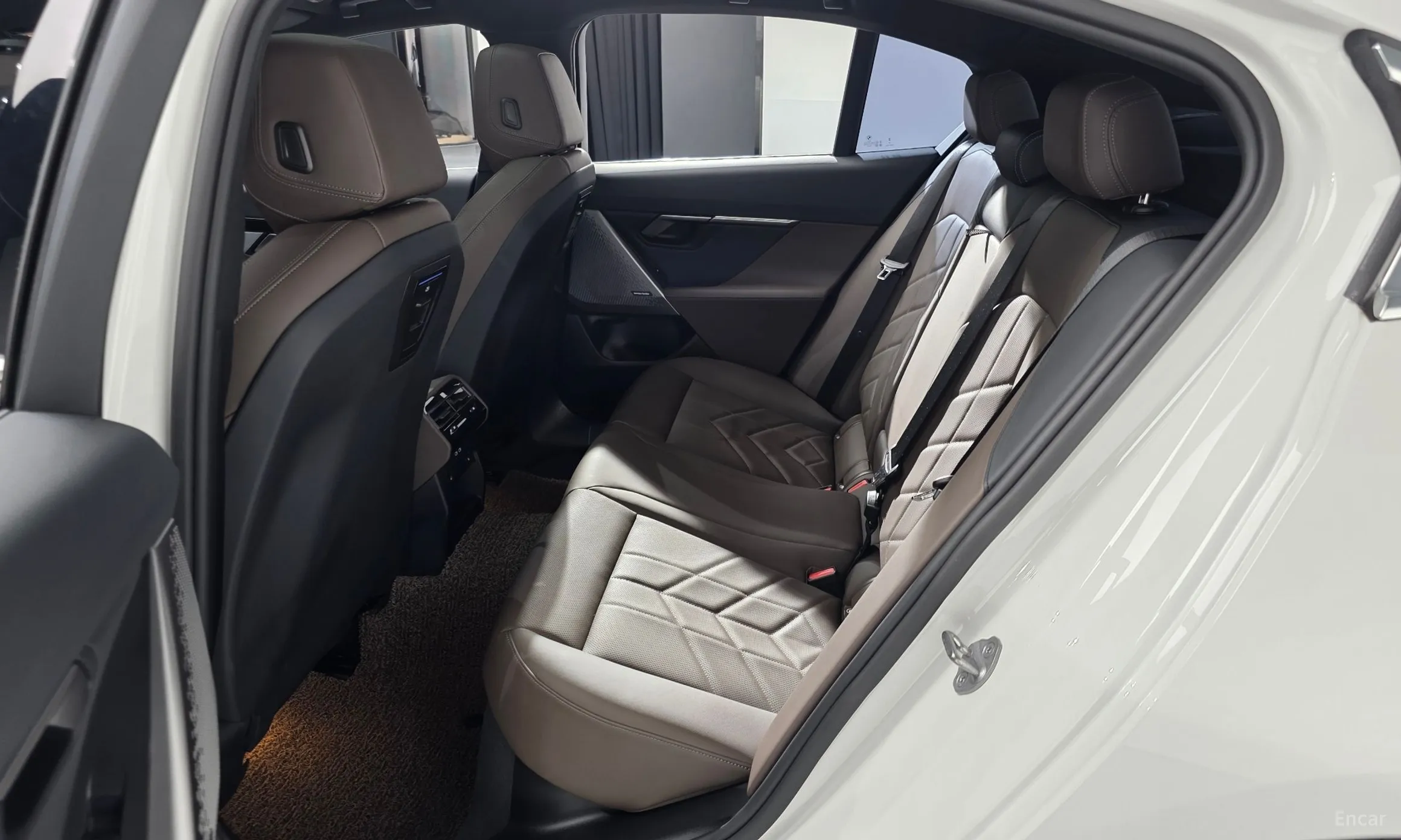 BMW 5 Series (G60) превью 12