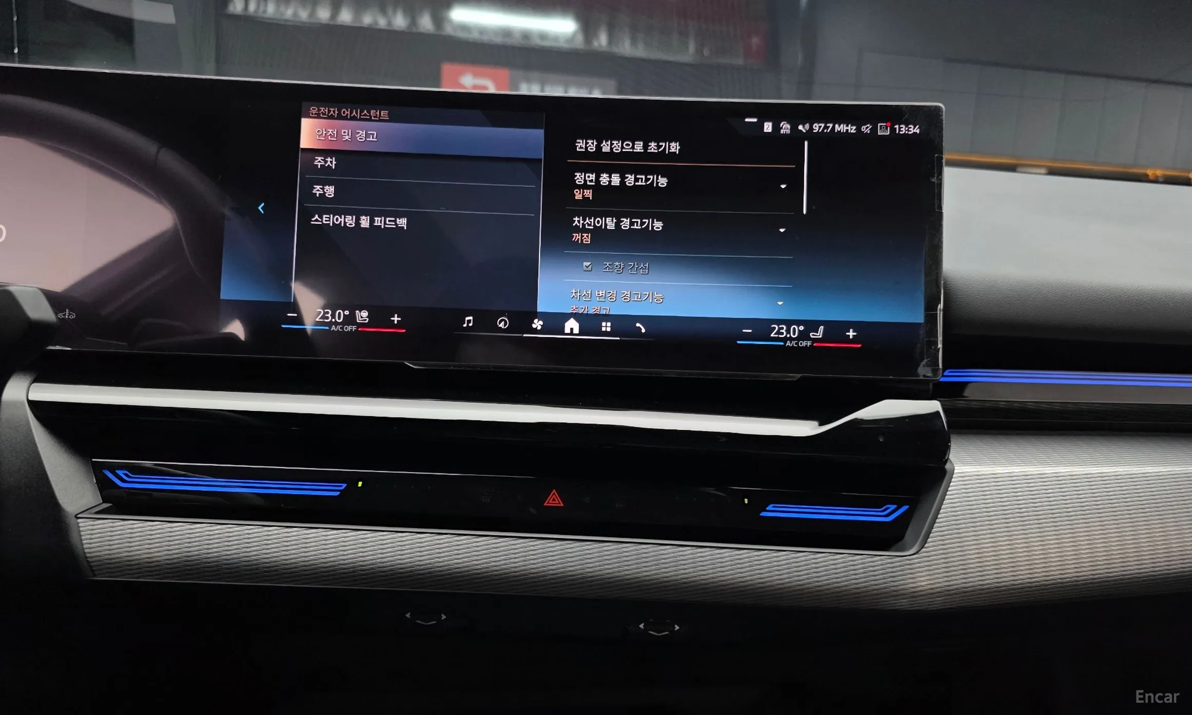 BMW 5 Series (G60) превью 15
