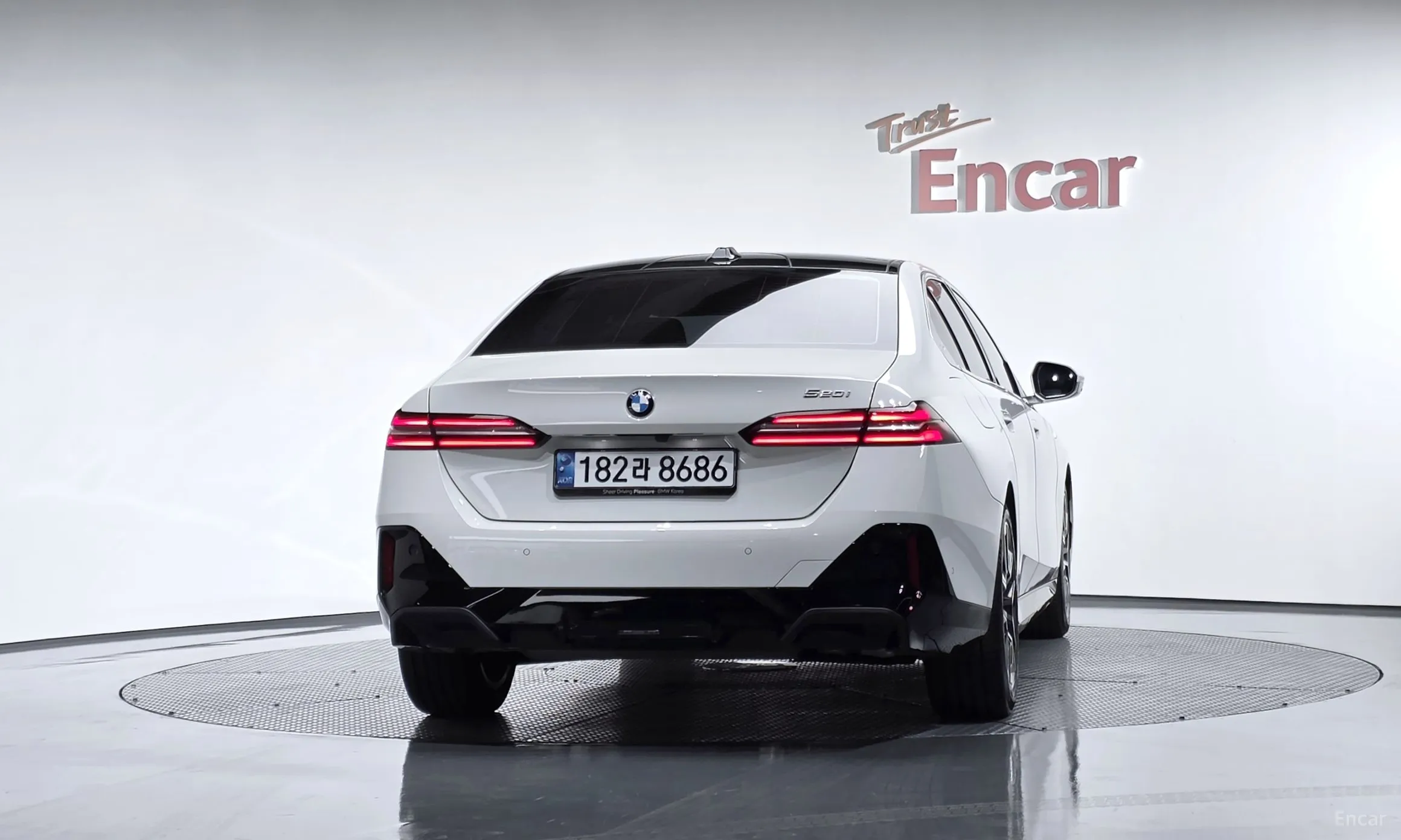 BMW 5 Series (G60) превью 4