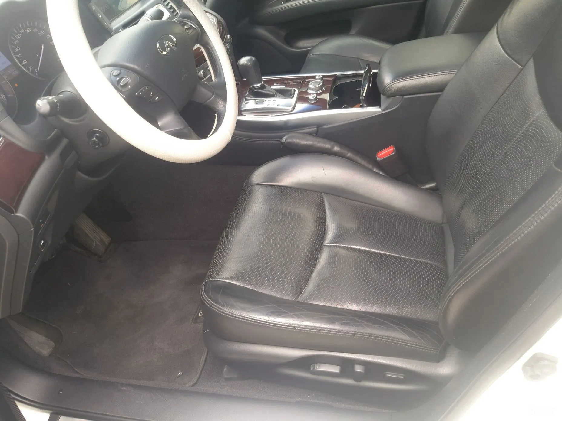 Infiniti Q70 превью 10