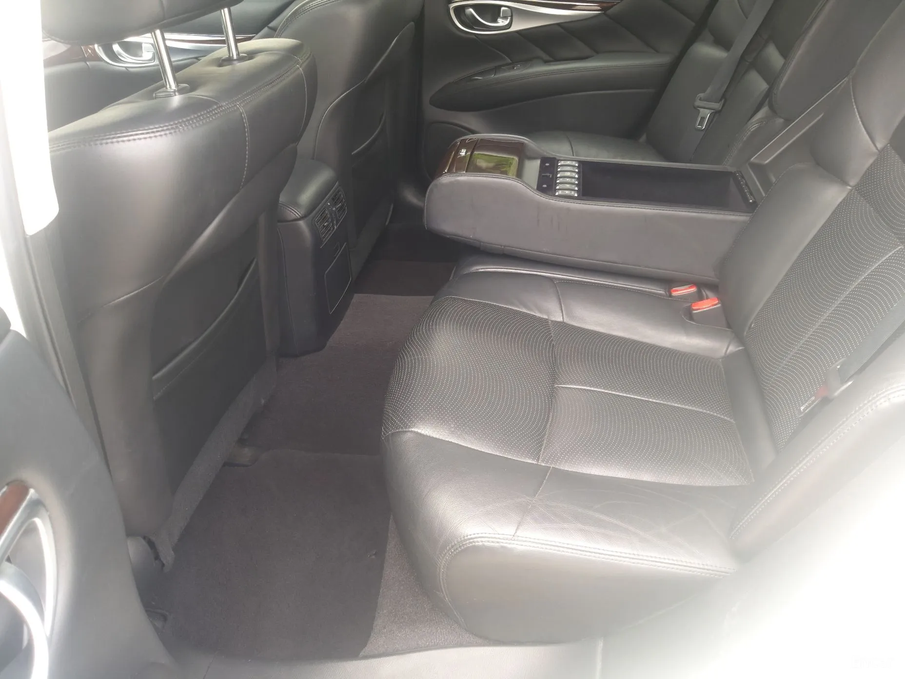 Infiniti Q70 превью 13