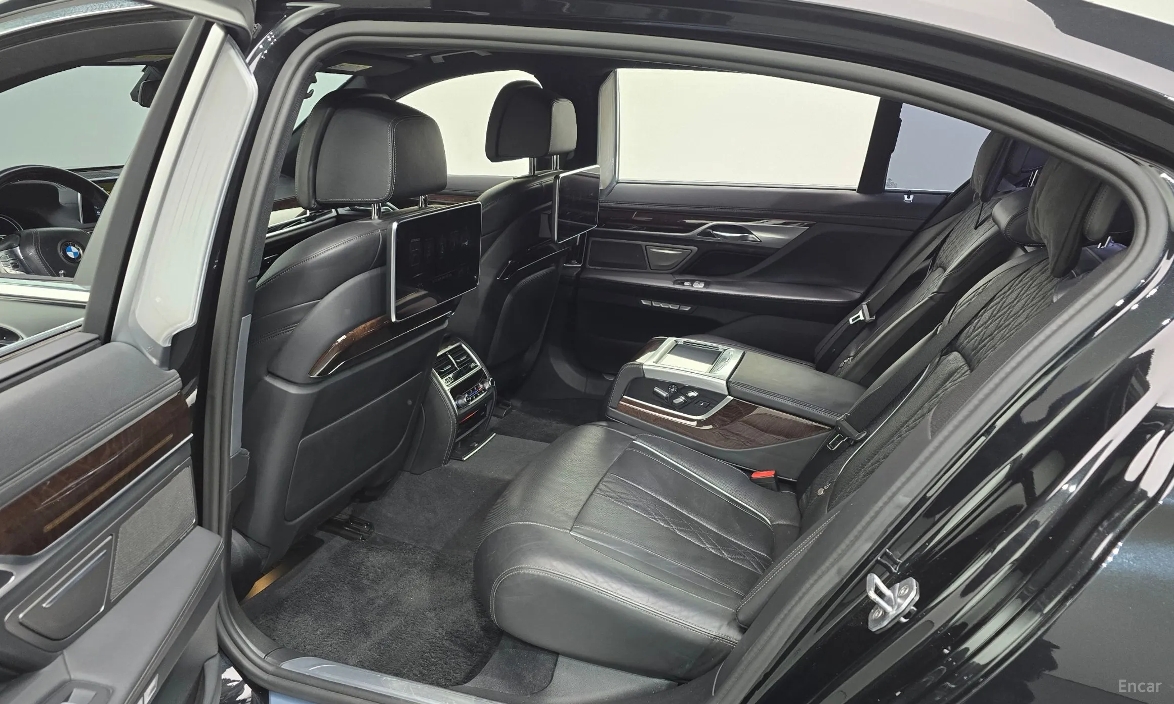 BMW 7 Series (G11) превью 11