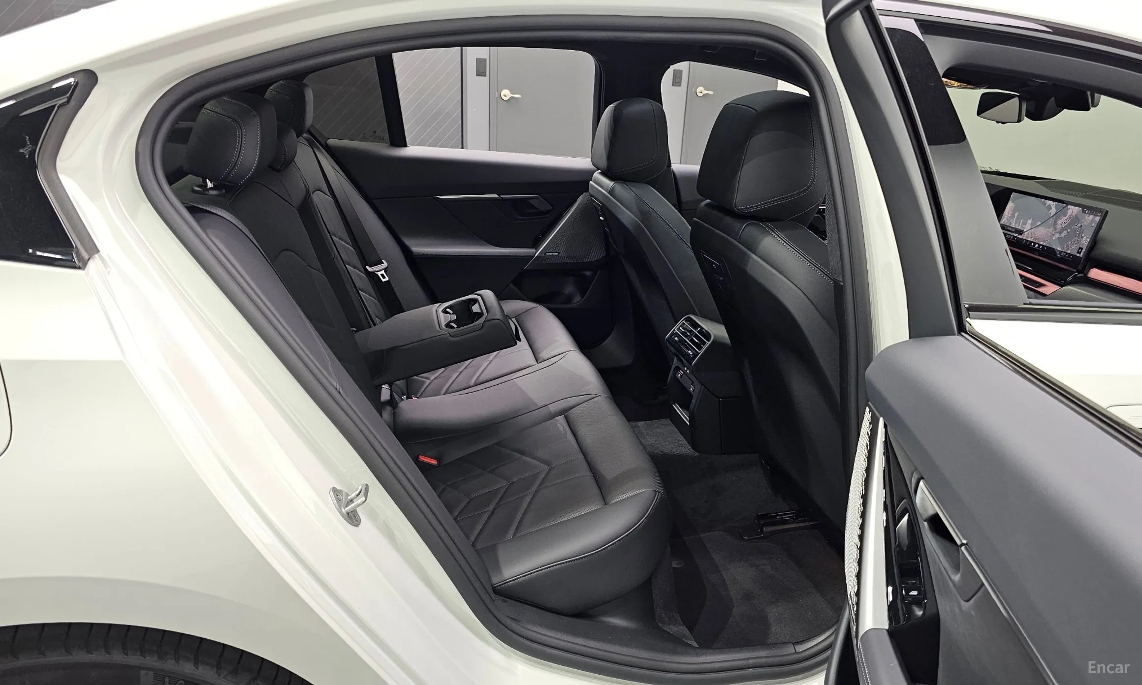 BMW 5 Series (G60) превью 11
