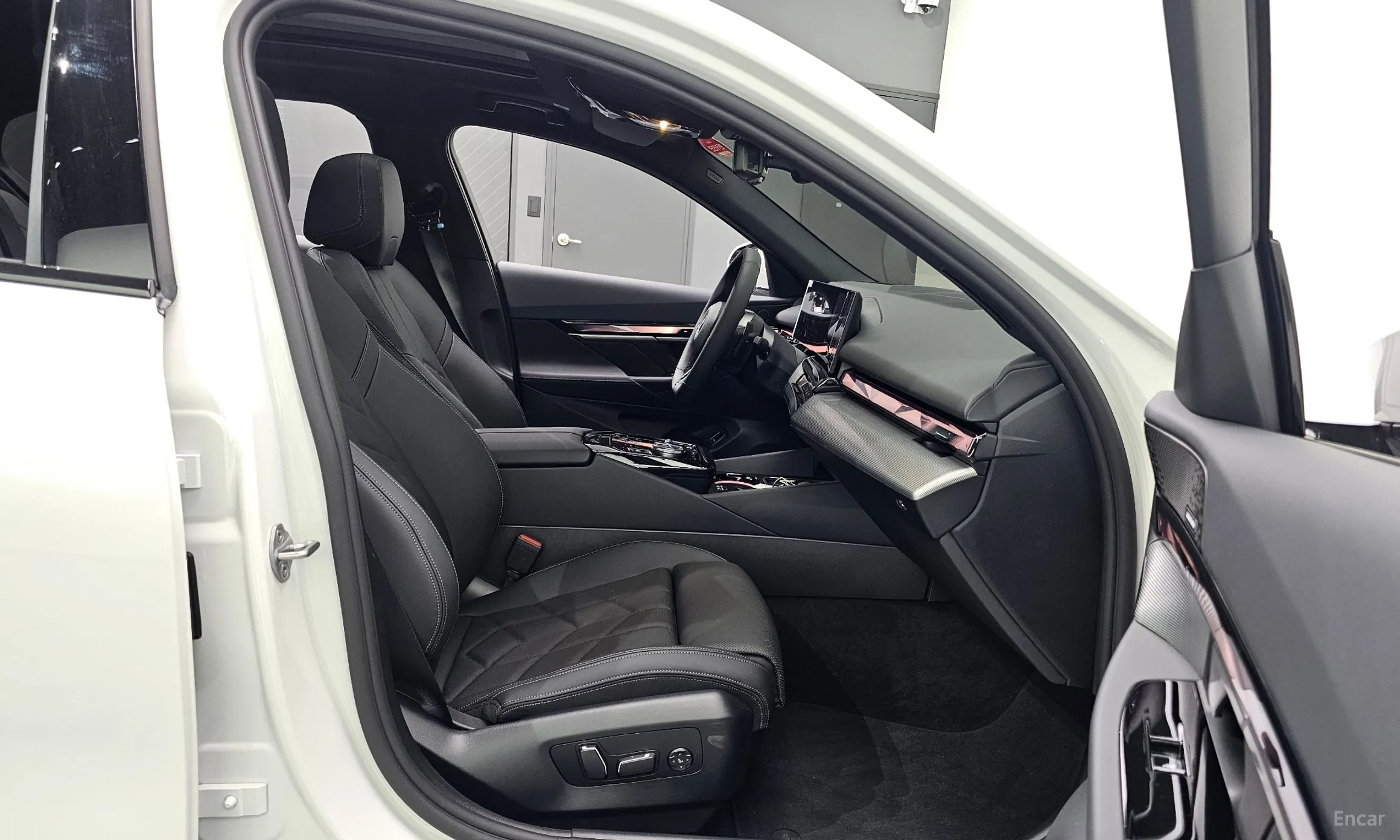 BMW 5 Series (G60) превью 12
