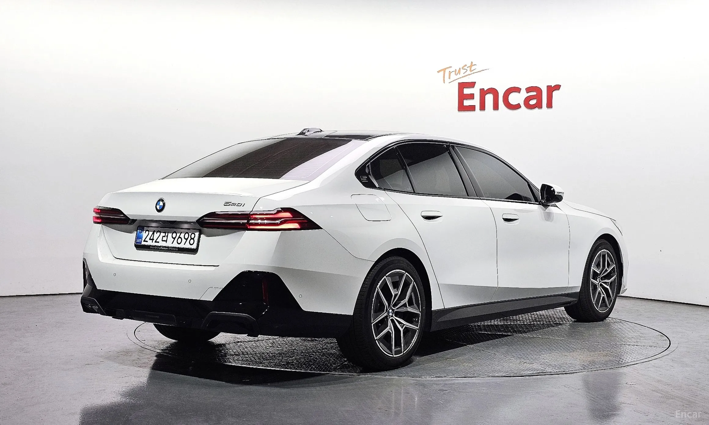BMW 5 Series (G60) превью 2