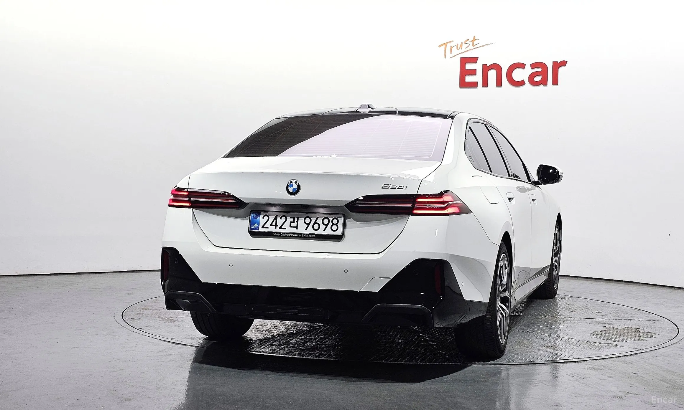 BMW 5 Series (G60) превью 4