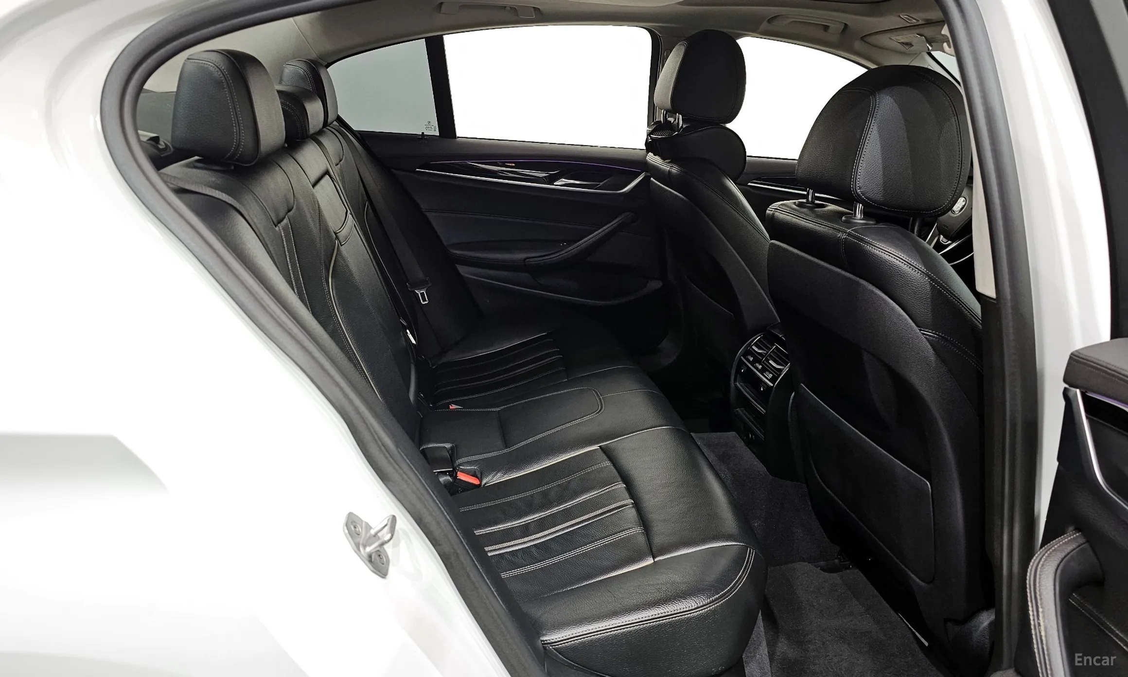 BMW 5 Series (G30) превью 12