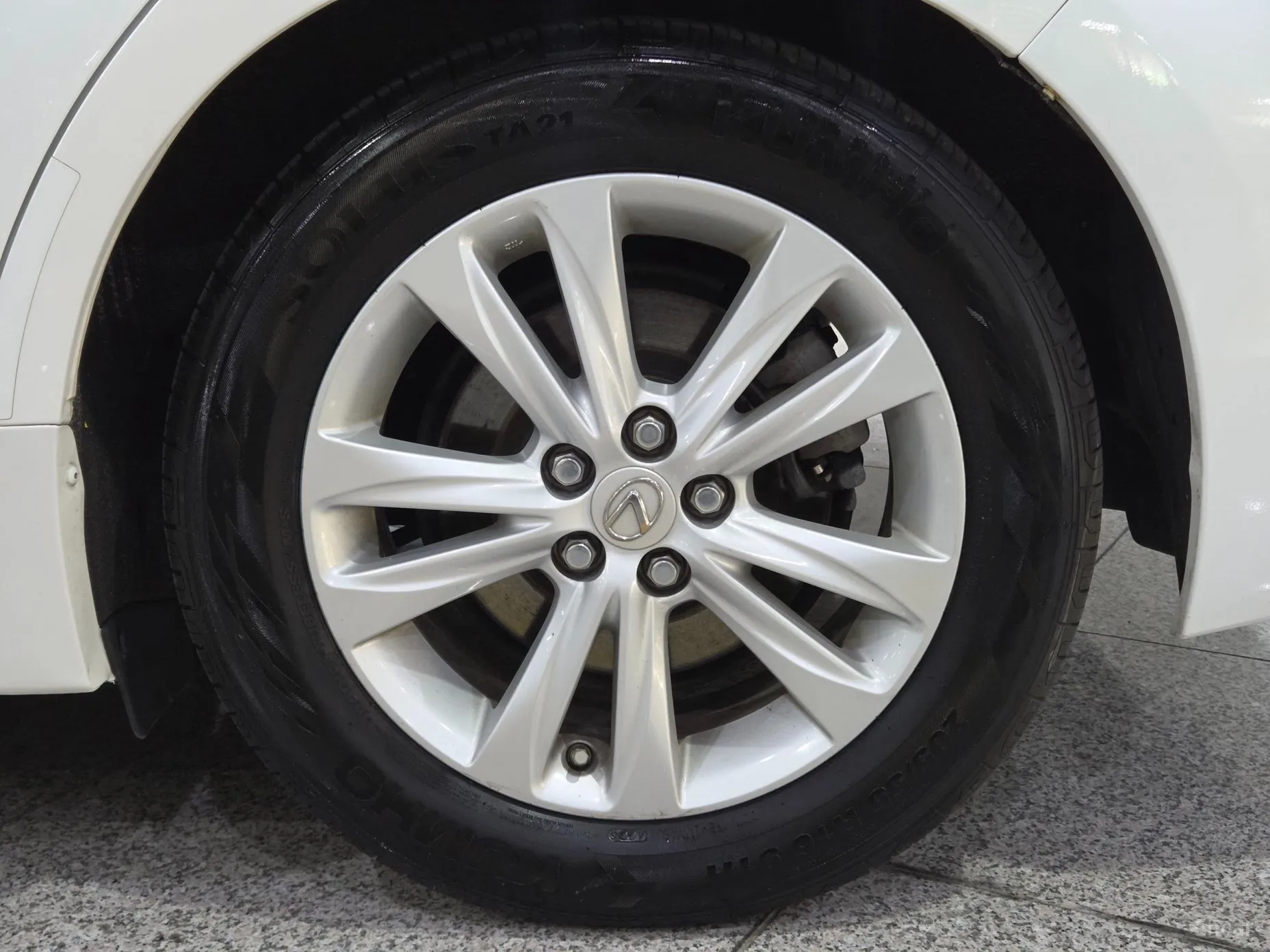 Lexus CT200h превью 20