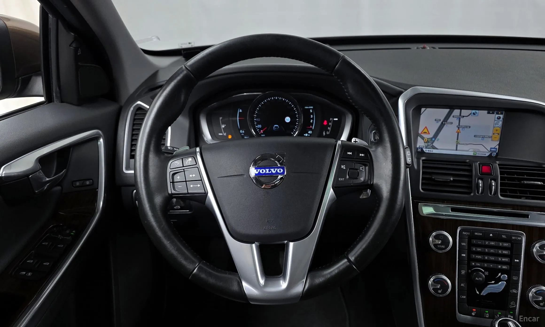 Volvo XC60 превью 12