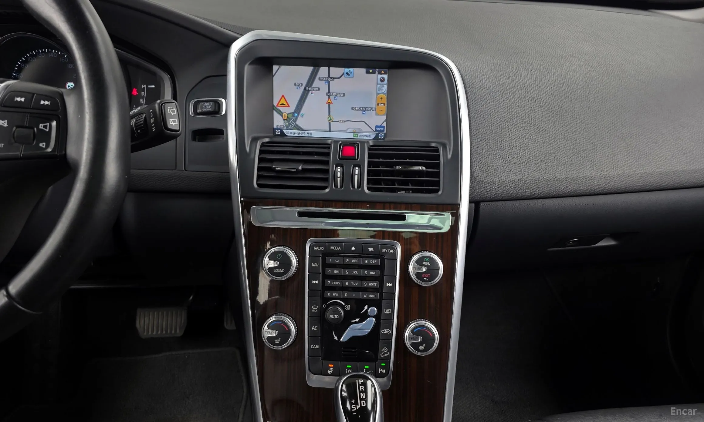 Volvo XC60 превью 13