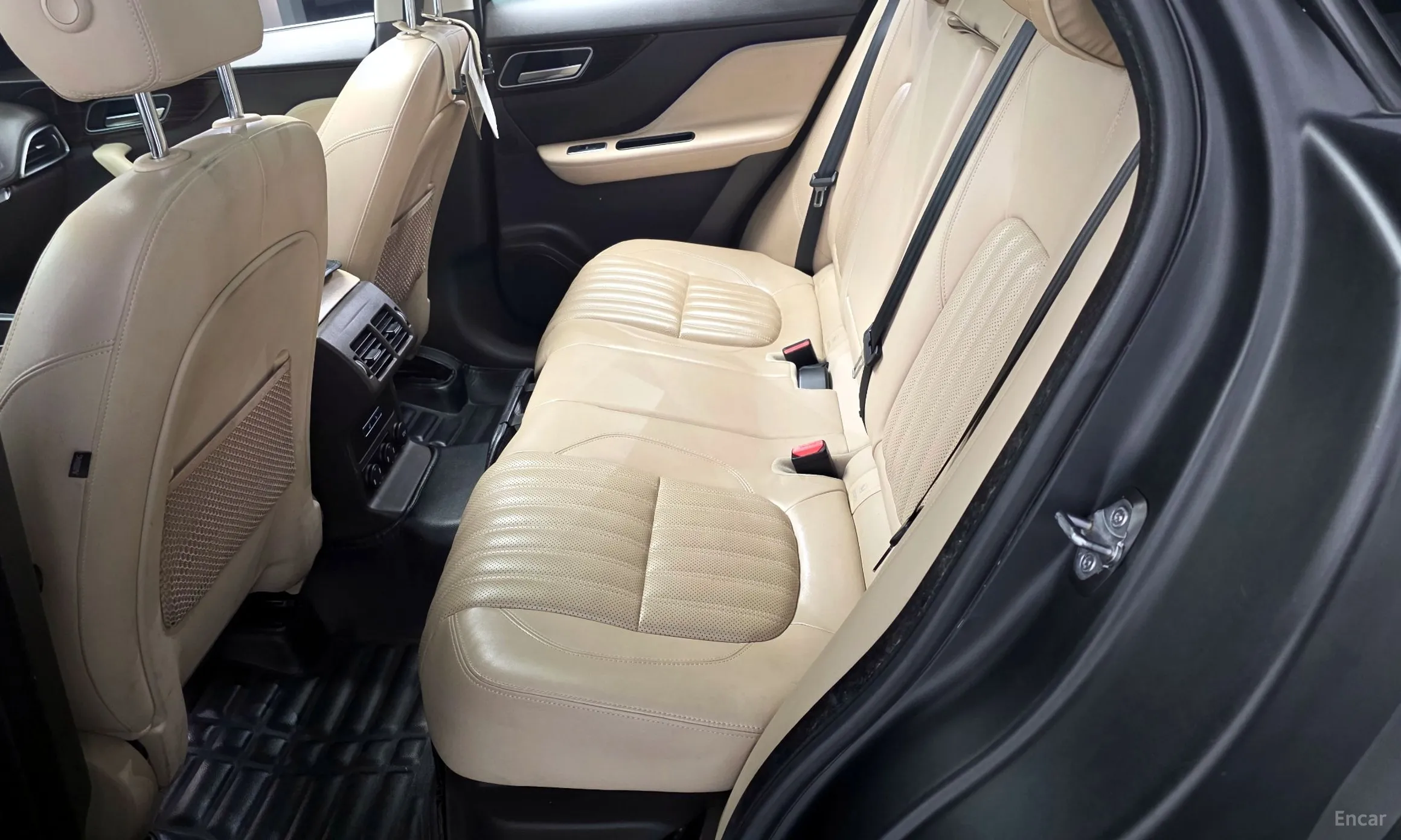 Jaguar F-PACE превью 12