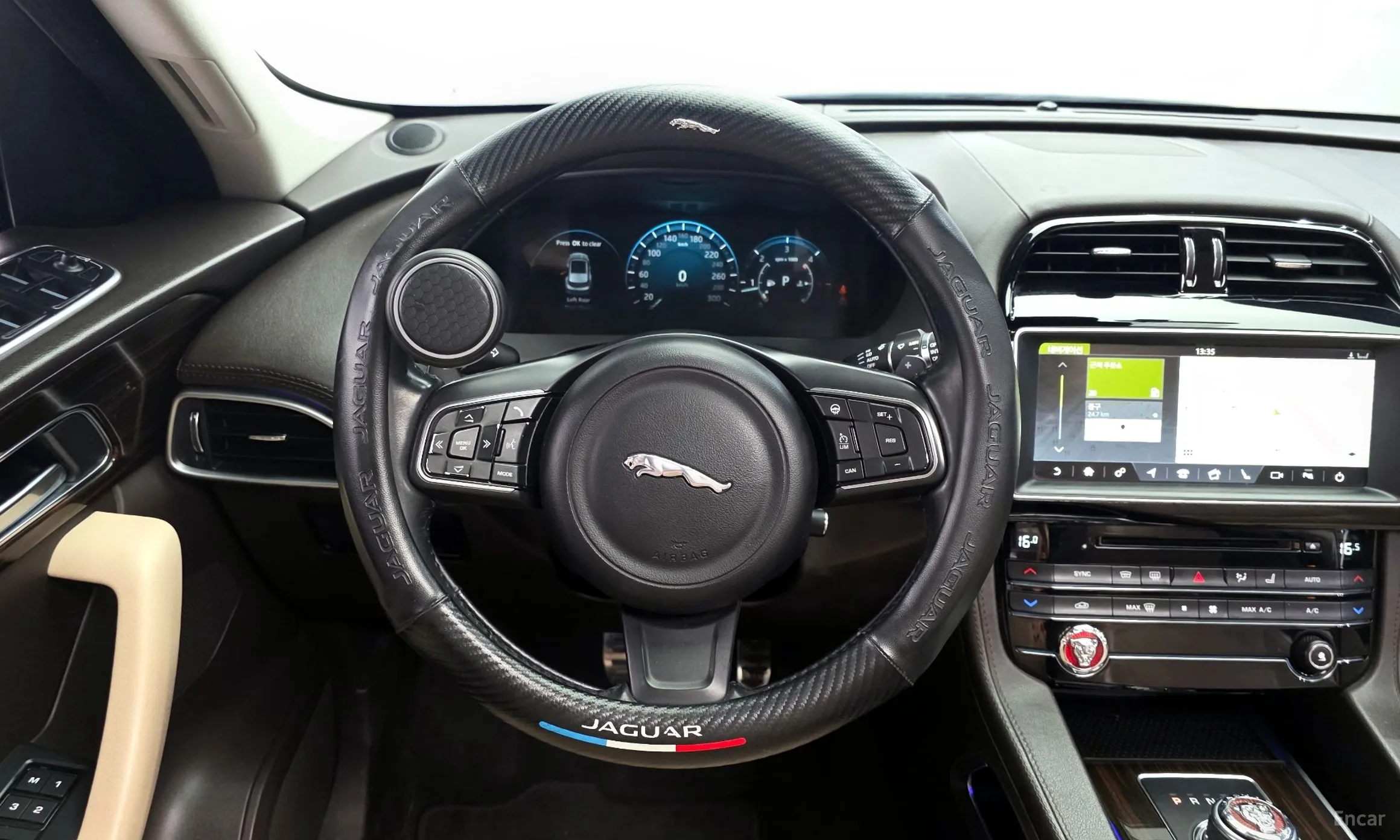 Jaguar F-PACE превью 13