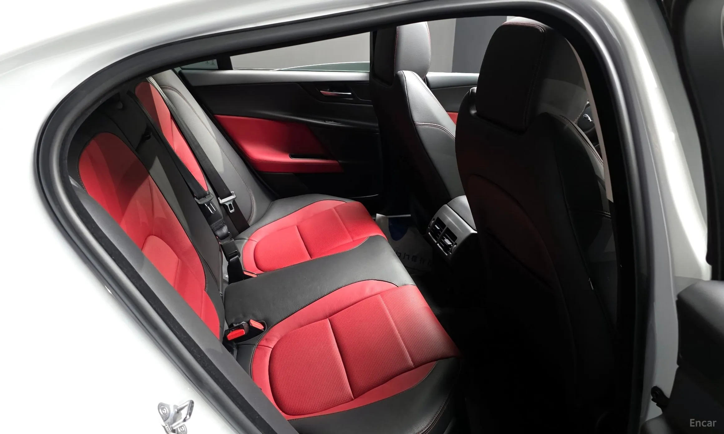 Jaguar XE превью 11