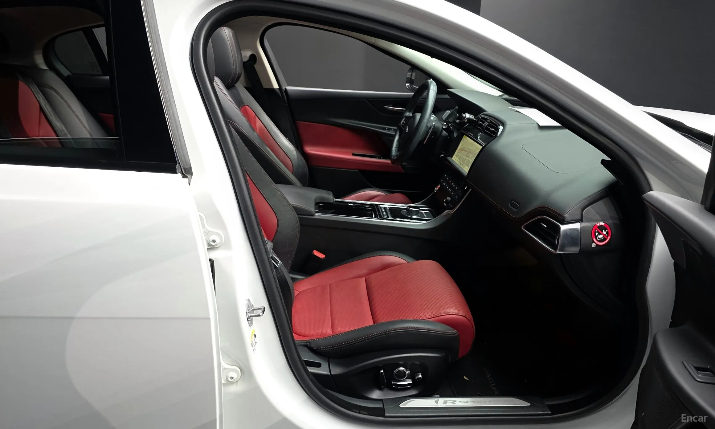 Jaguar XE превью 12