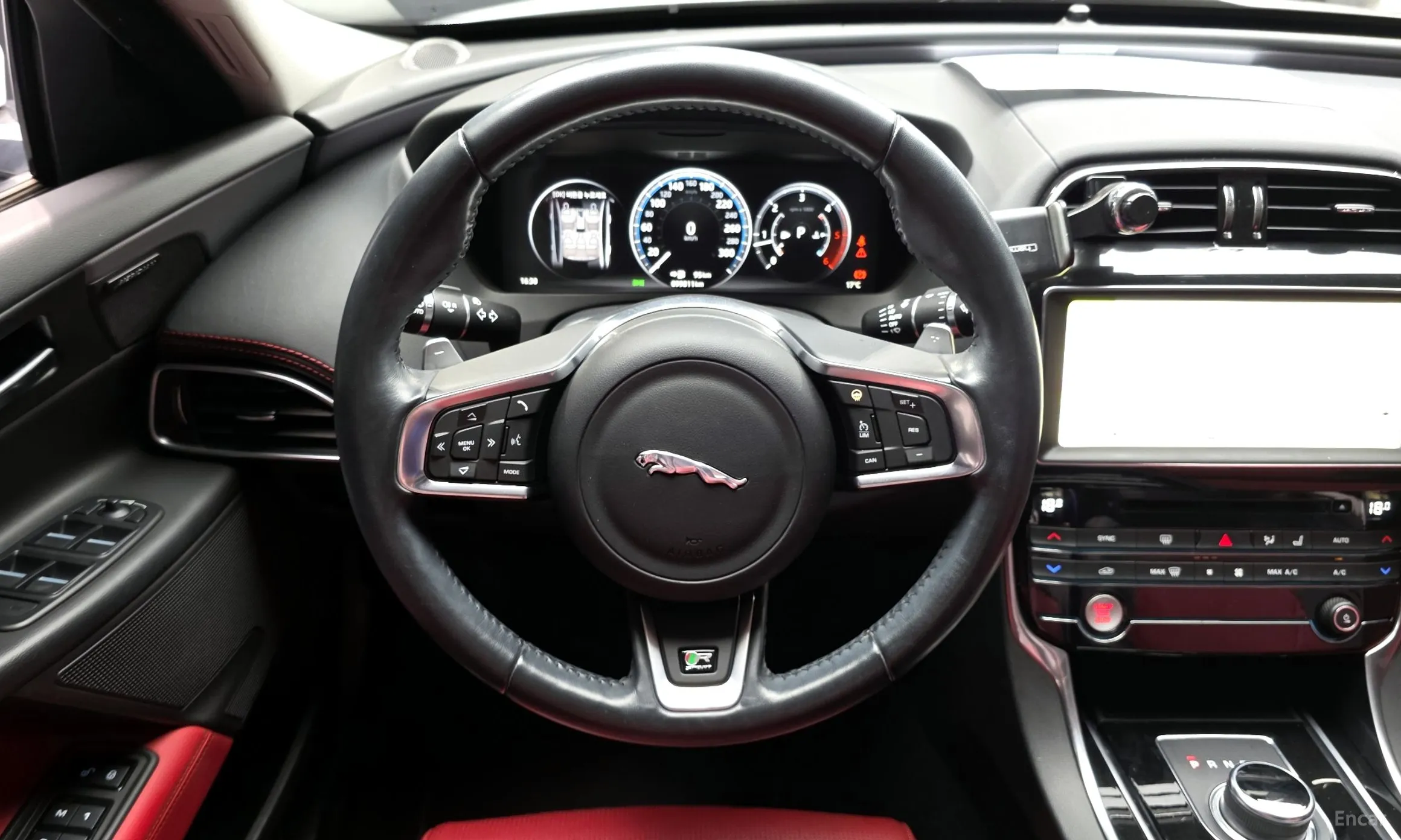 Jaguar XE превью 13