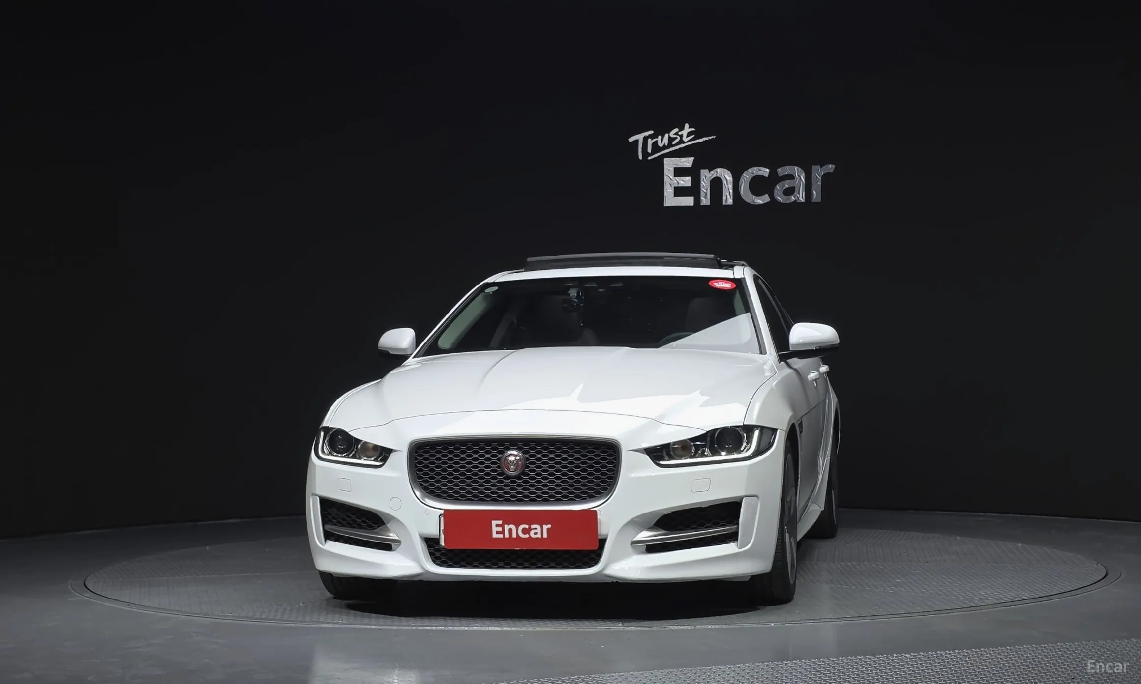 Jaguar XE превью 3