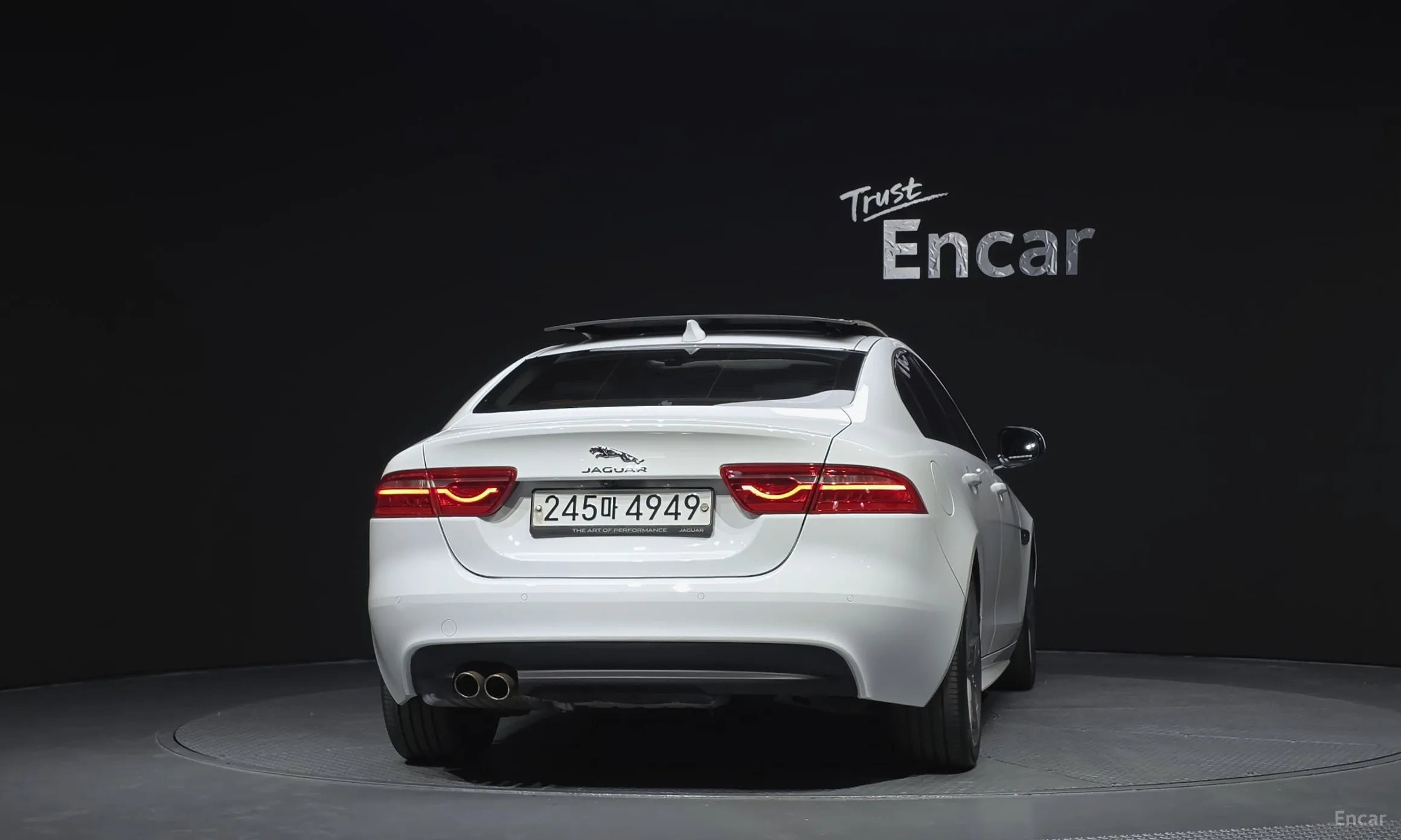 Jaguar XE превью 4