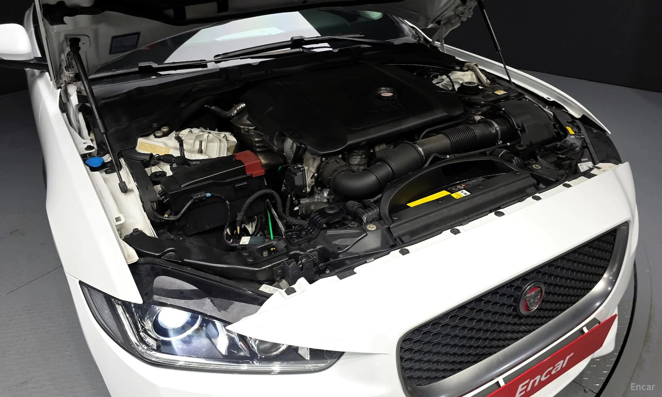 Jaguar XE превью 6