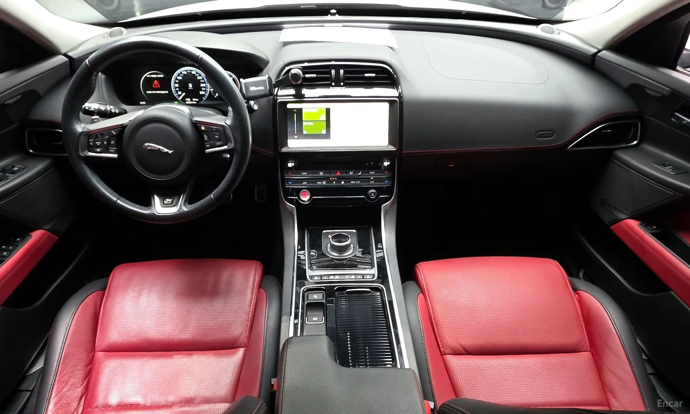 Jaguar XE превью 7