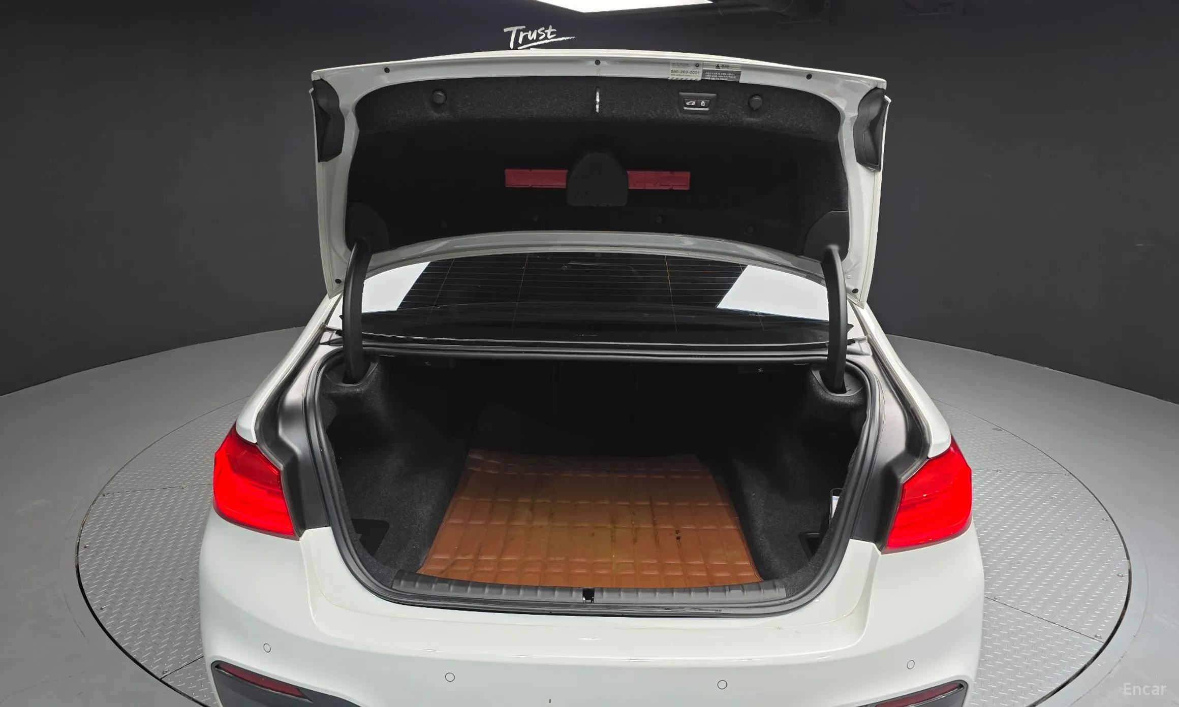 BMW 5 Series (G30) превью 20