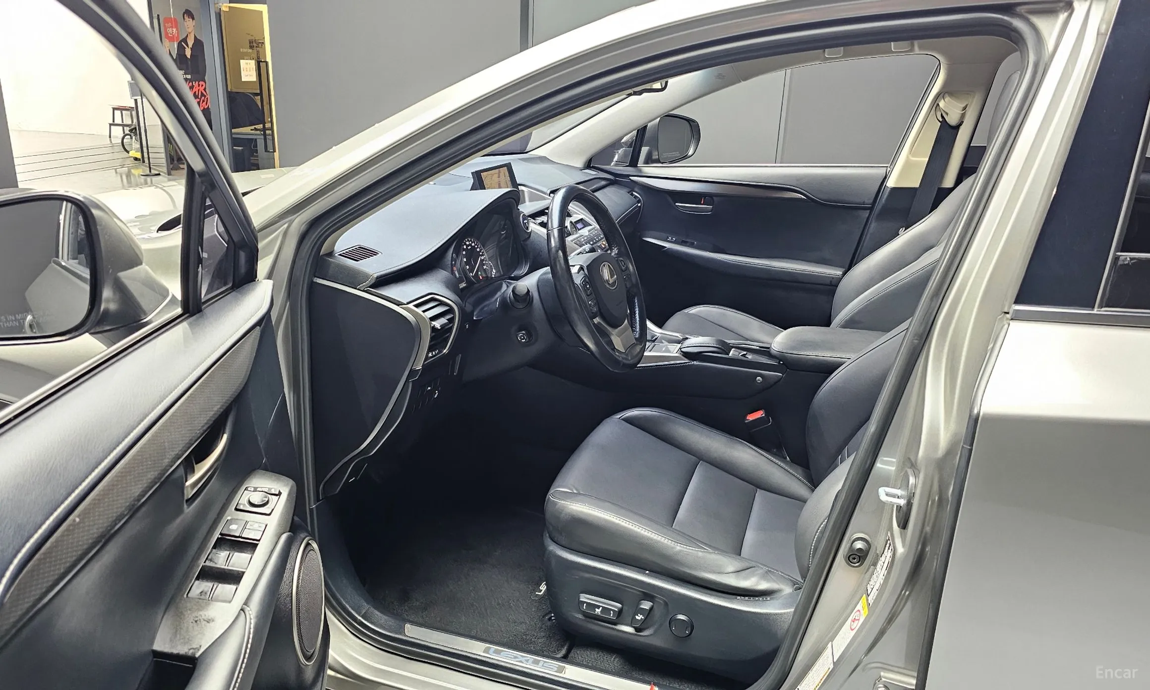 Lexus NX300h превью 10