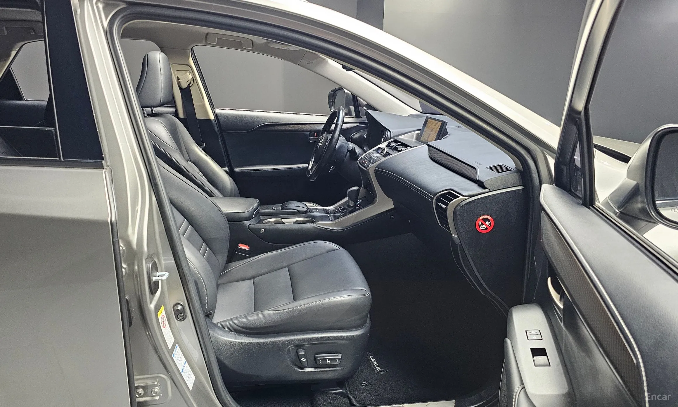 Lexus NX300h превью 11