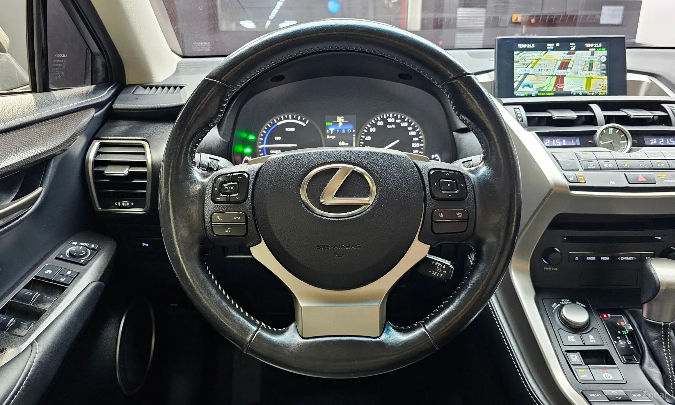 Lexus NX300h превью 13
