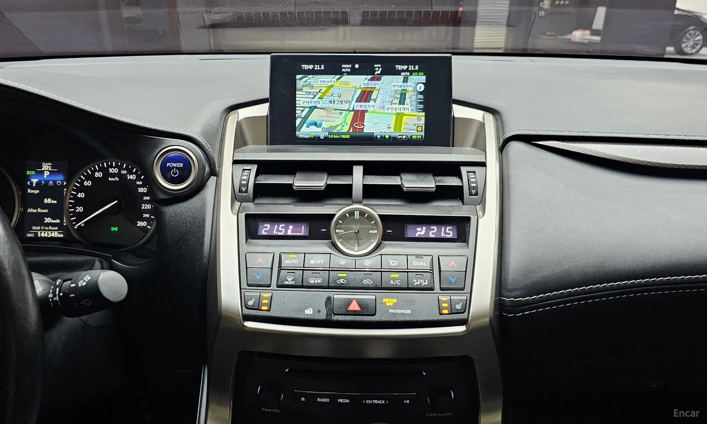 Lexus NX300h превью 15