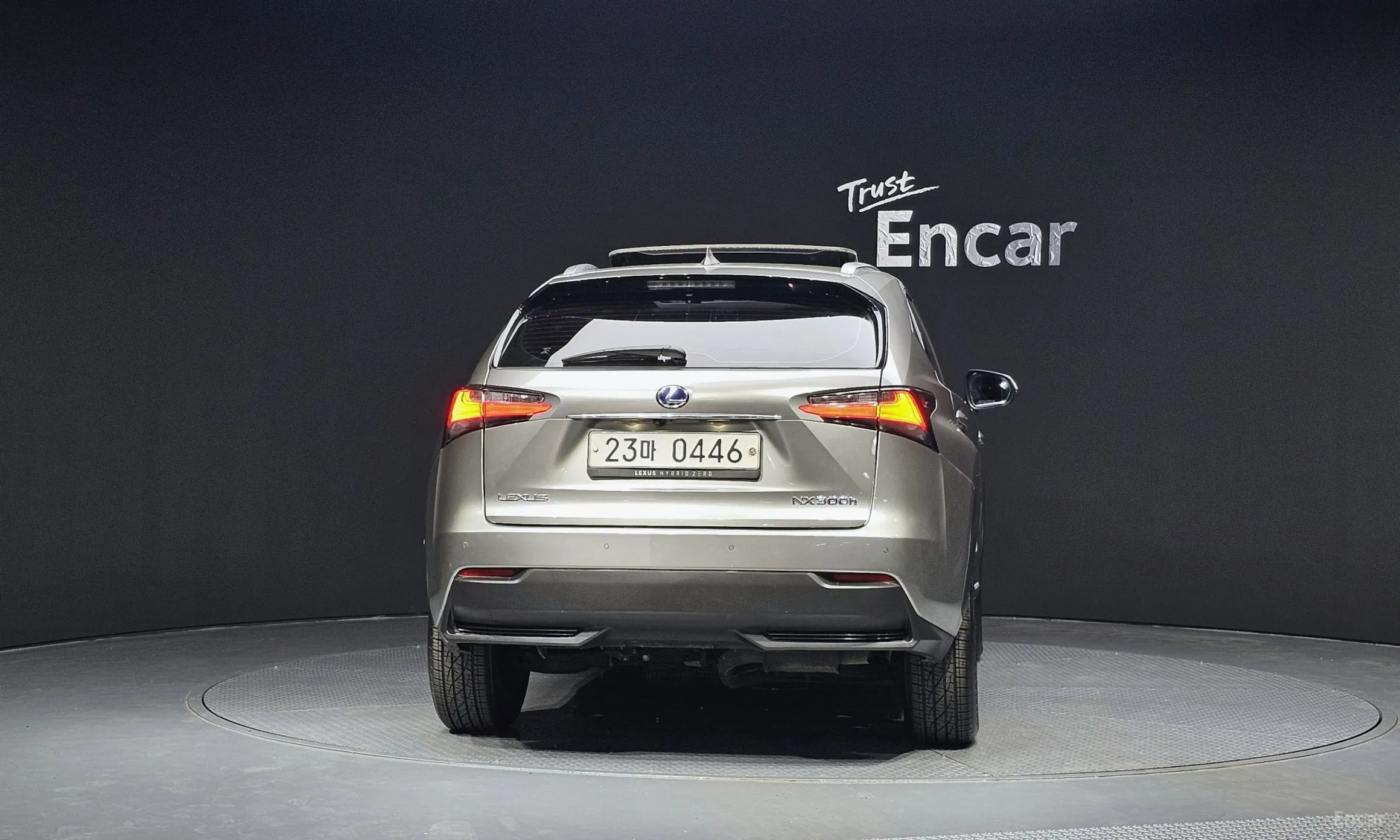Lexus NX300h превью 4