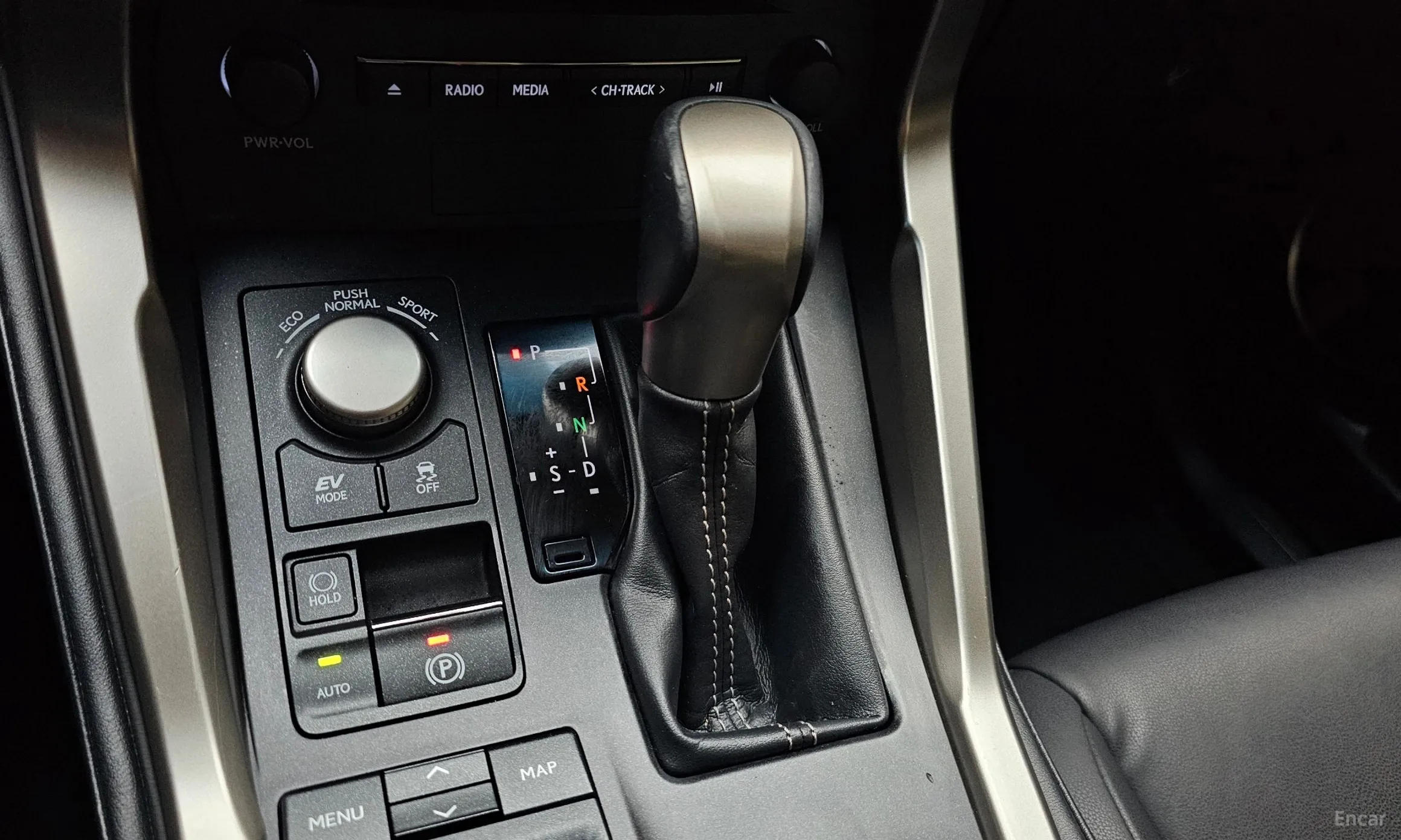 Lexus NX300h превью 9
