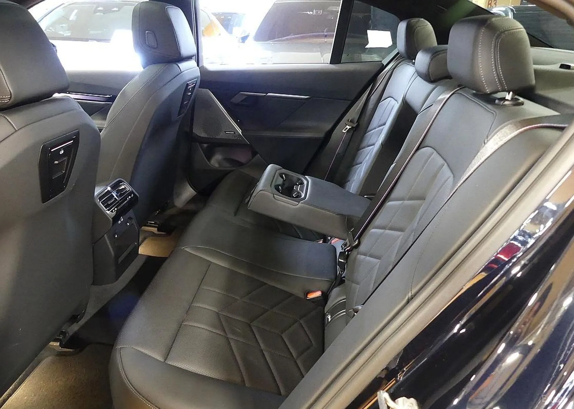 BMW 5 Series (G60) превью 17
