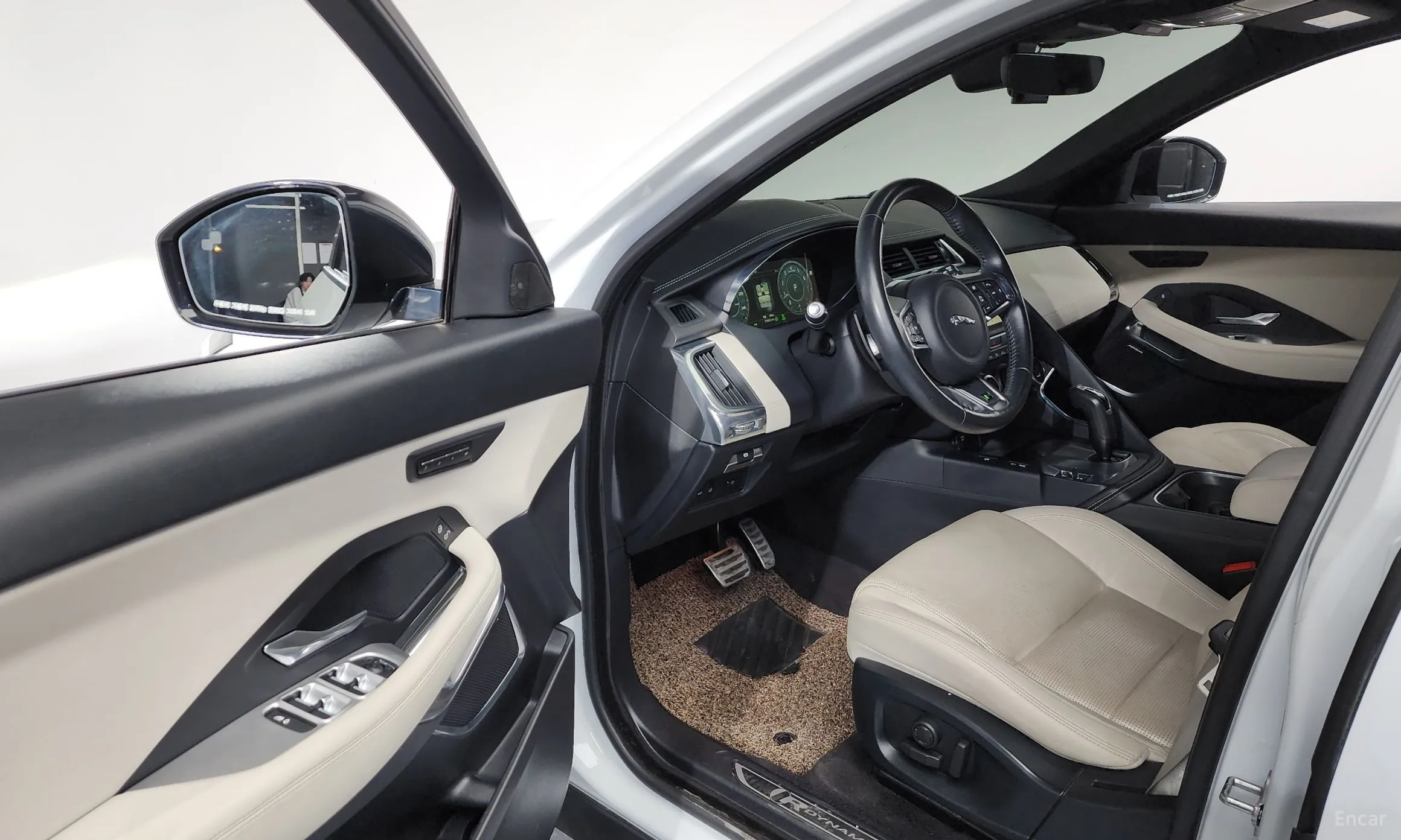 Jaguar E-PACE превью 10
