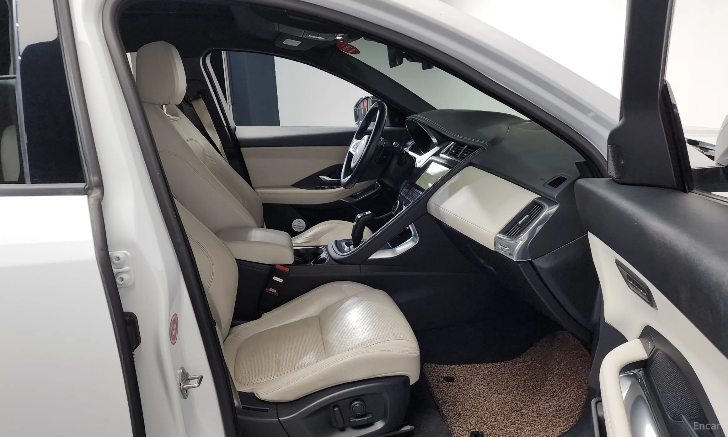 Jaguar E-PACE превью 11