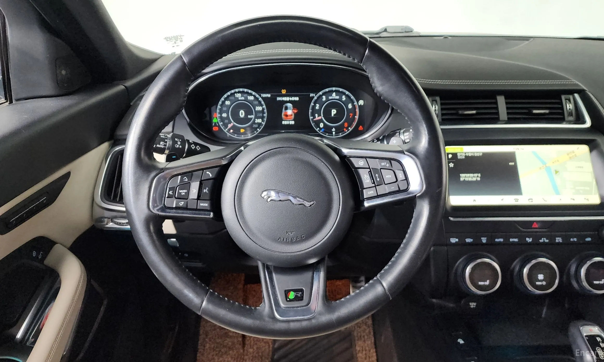 Jaguar E-PACE превью 12