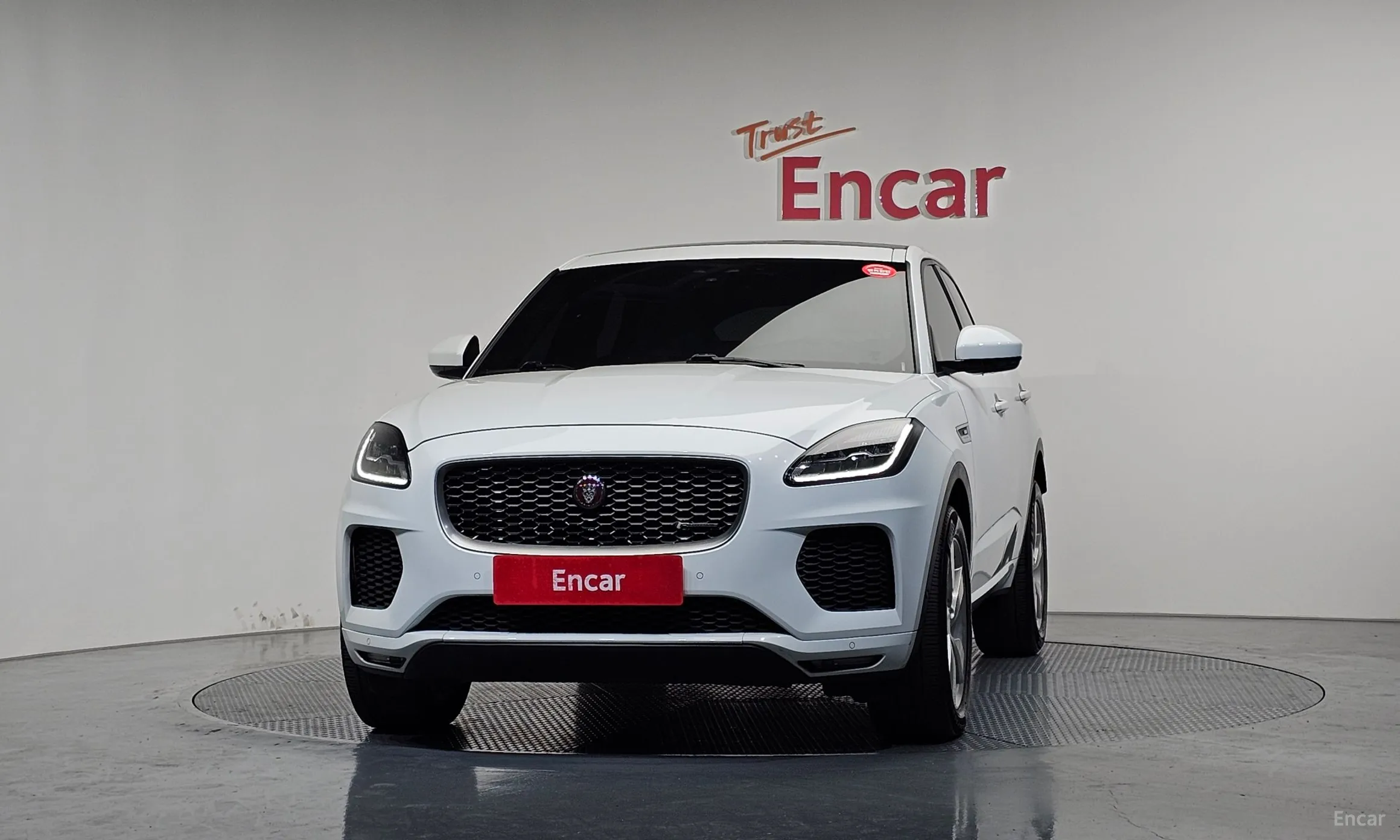 Jaguar E-PACE превью 3