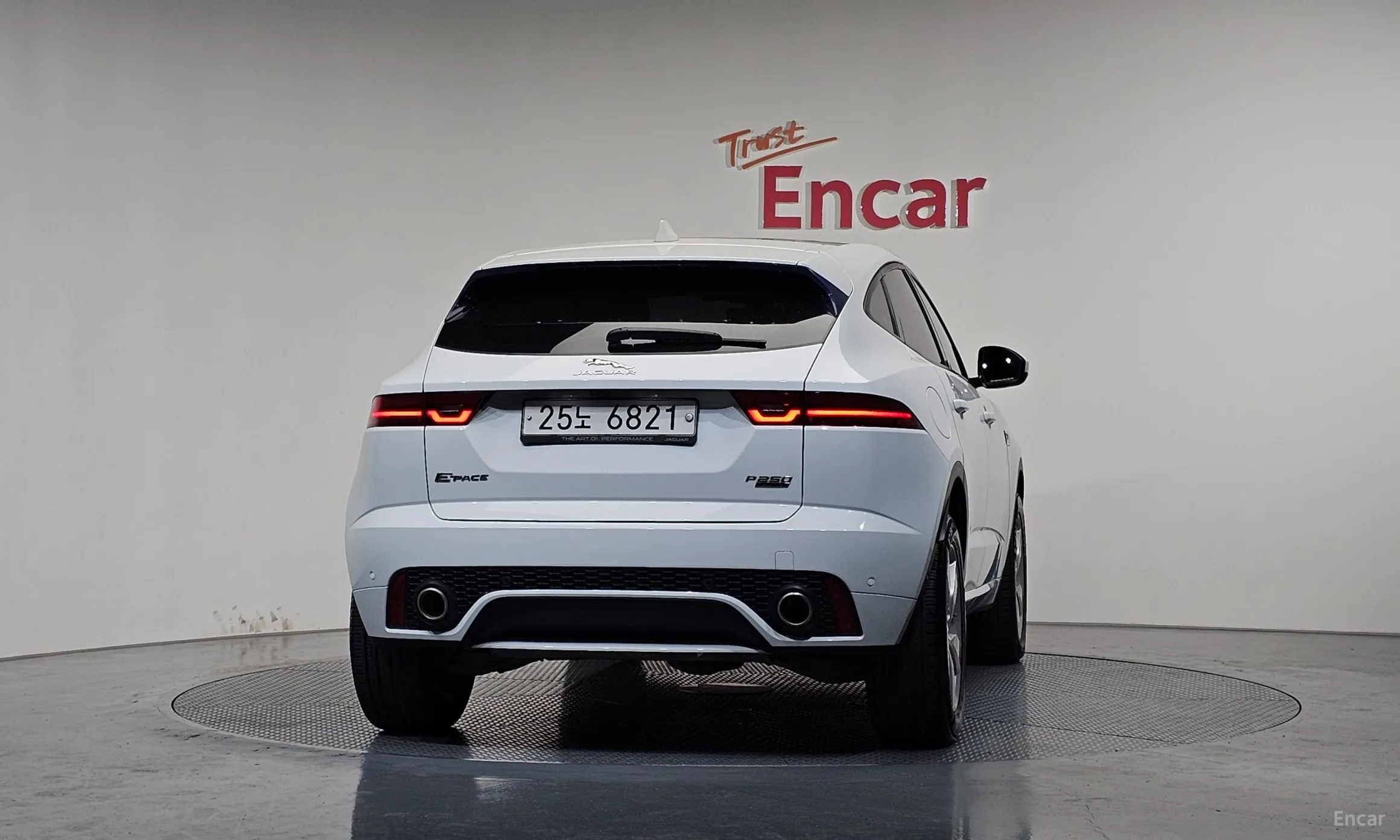 Jaguar E-PACE превью 4