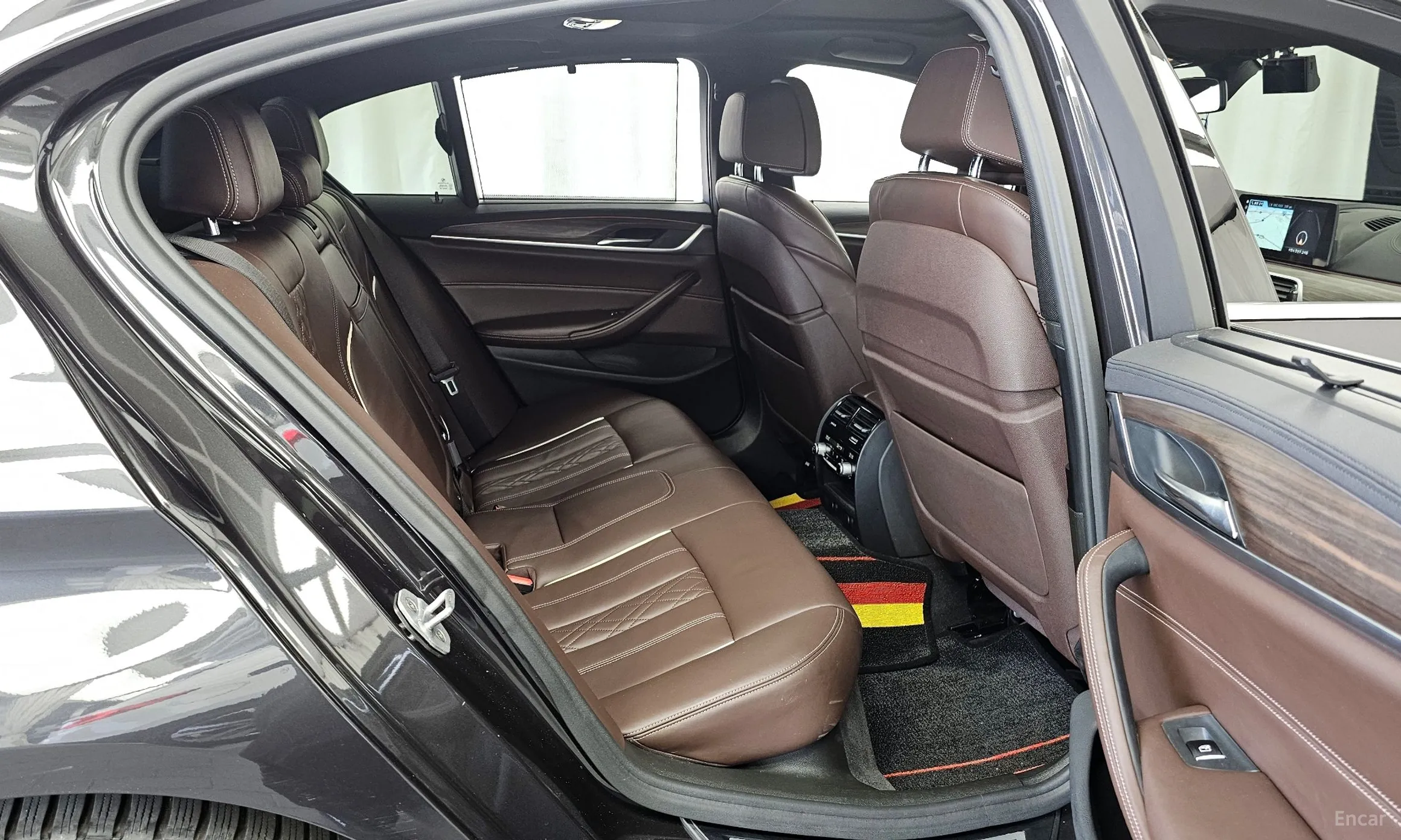 BMW 5 Series (G30) превью 12