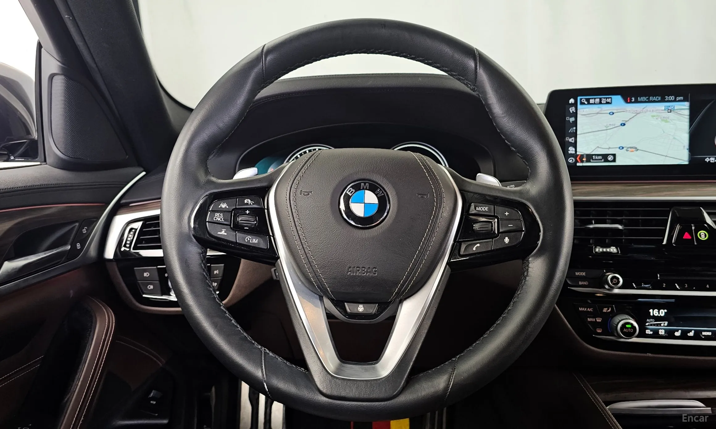 BMW 5 Series (G30) превью 13
