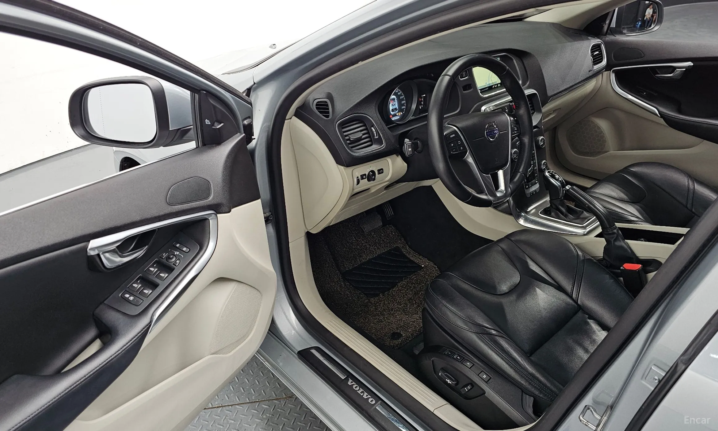 Volvo V40 превью 10