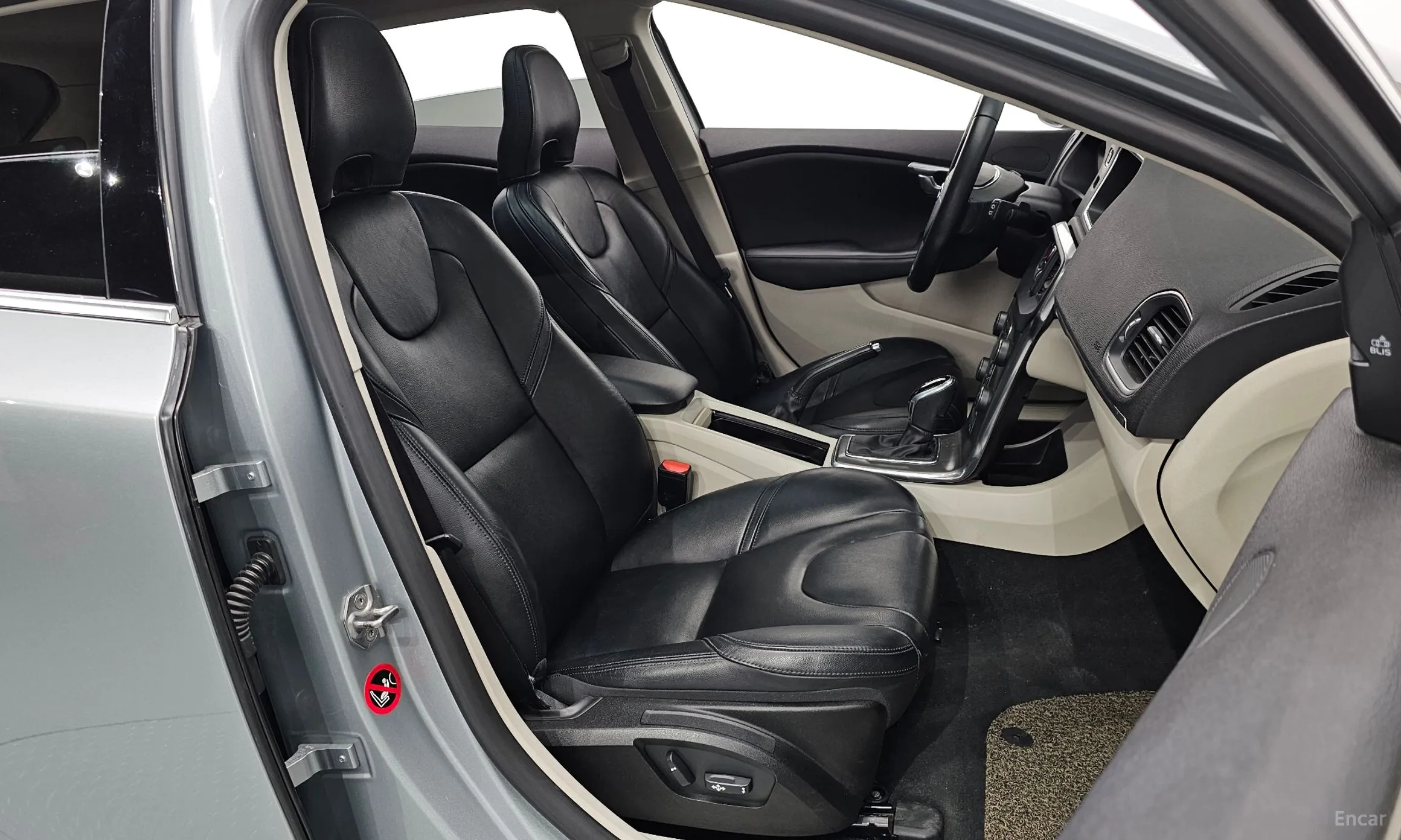 Volvo V40 превью 11